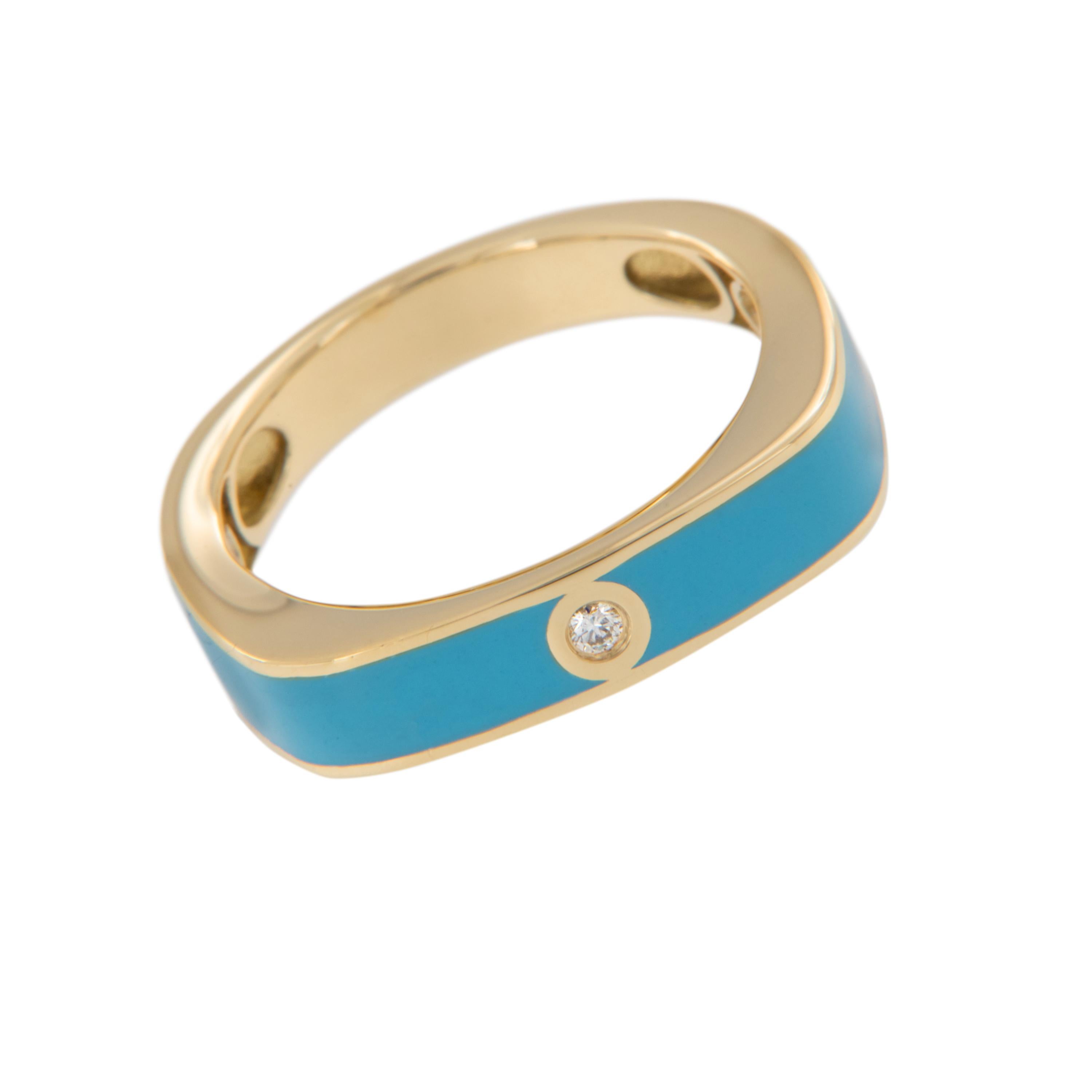Sereine comme la mer, cette jolie bague en émail dur de couleur turquoise est audacieuse, brillante et magnifique ! Cette bague contemporaine en or jaune 18 carats est ornée d'un émail lisse de couleur turquoise et d'un diamant rond de 0,03 carat