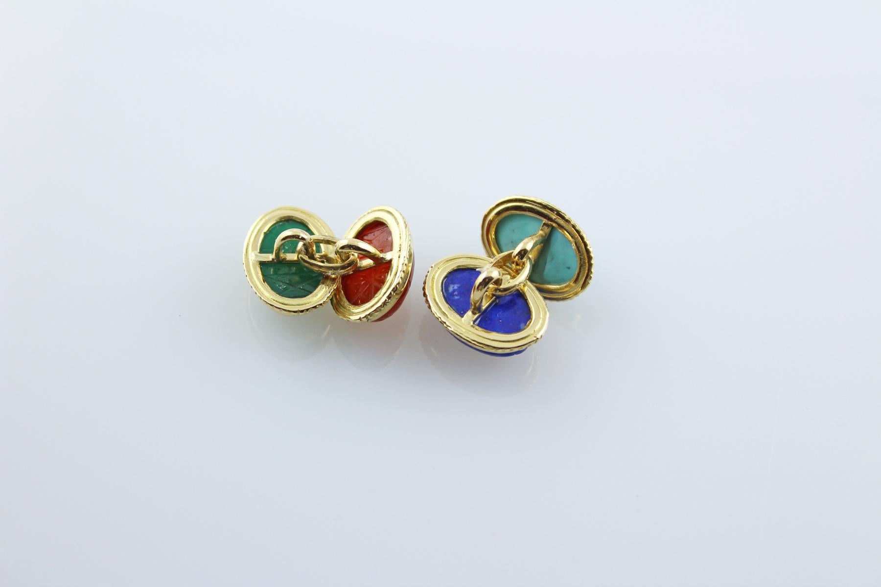 These cufflinks are created with fours hand-carved beetles, one in turquoise, one in carnelian, one in lapis lazuli and one in jade.
Is also possible have them with all the four beetle in the same stone.
The mounting is in 18 karat yellow