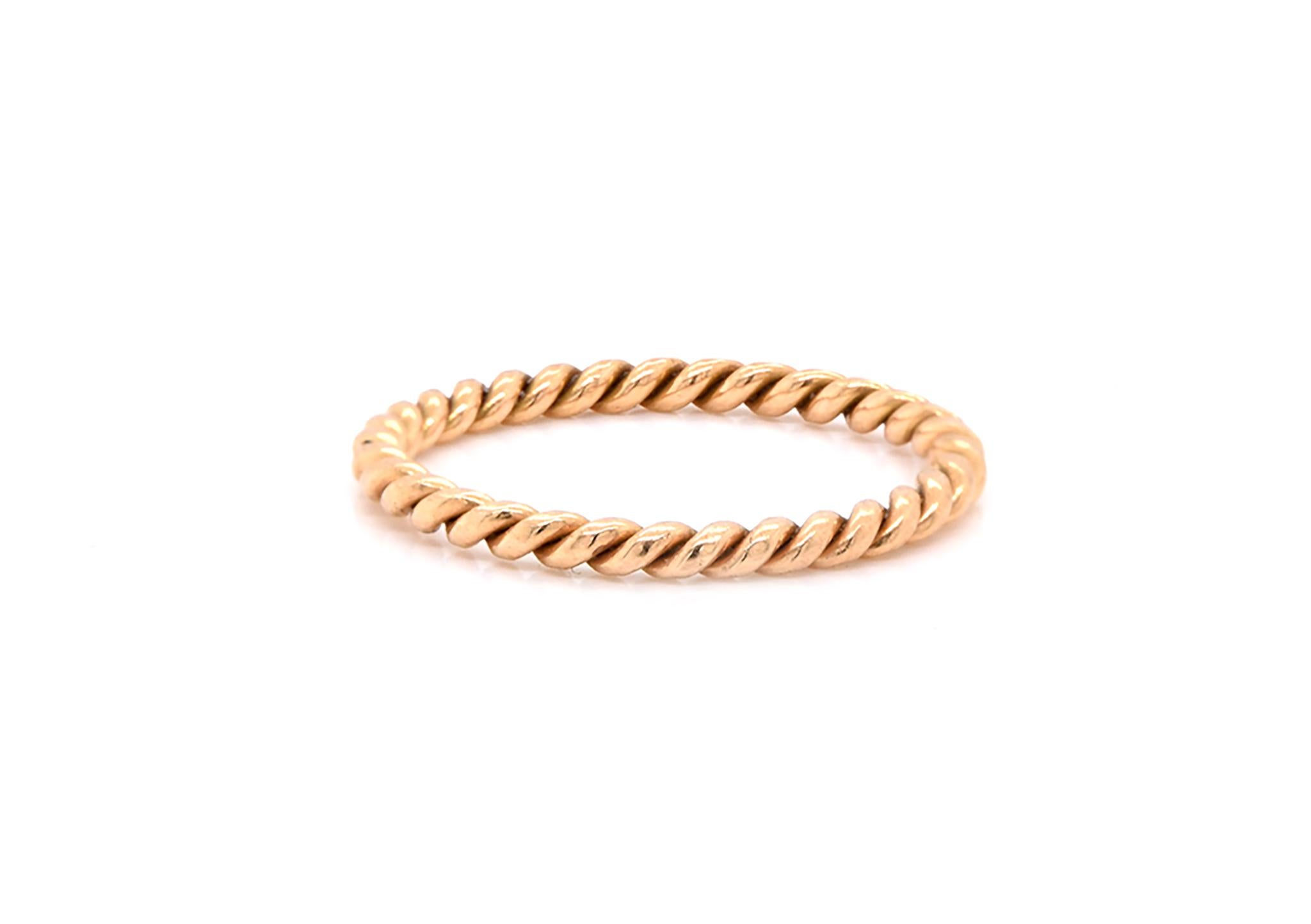 Designer: individuell 
Material: 18K Gelbgold 
Abmessungen: Ringe sind 1,70 mm breit
Größe: 5
Gewicht:  1.46 Gramm
