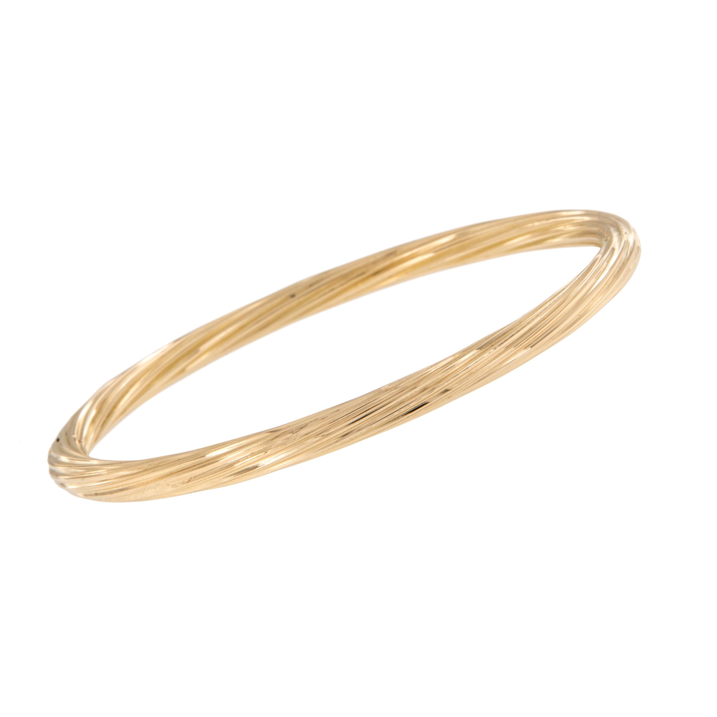 Quoi de plus classique qu'un bracelet à mailles ? Rien ! Ce bracelet en or jaune 18 carats a un aspect nervuré légèrement torsadé et une forme ovale pour votre confort. Il est également articulé pour vous permettre de le mettre et de l'enlever