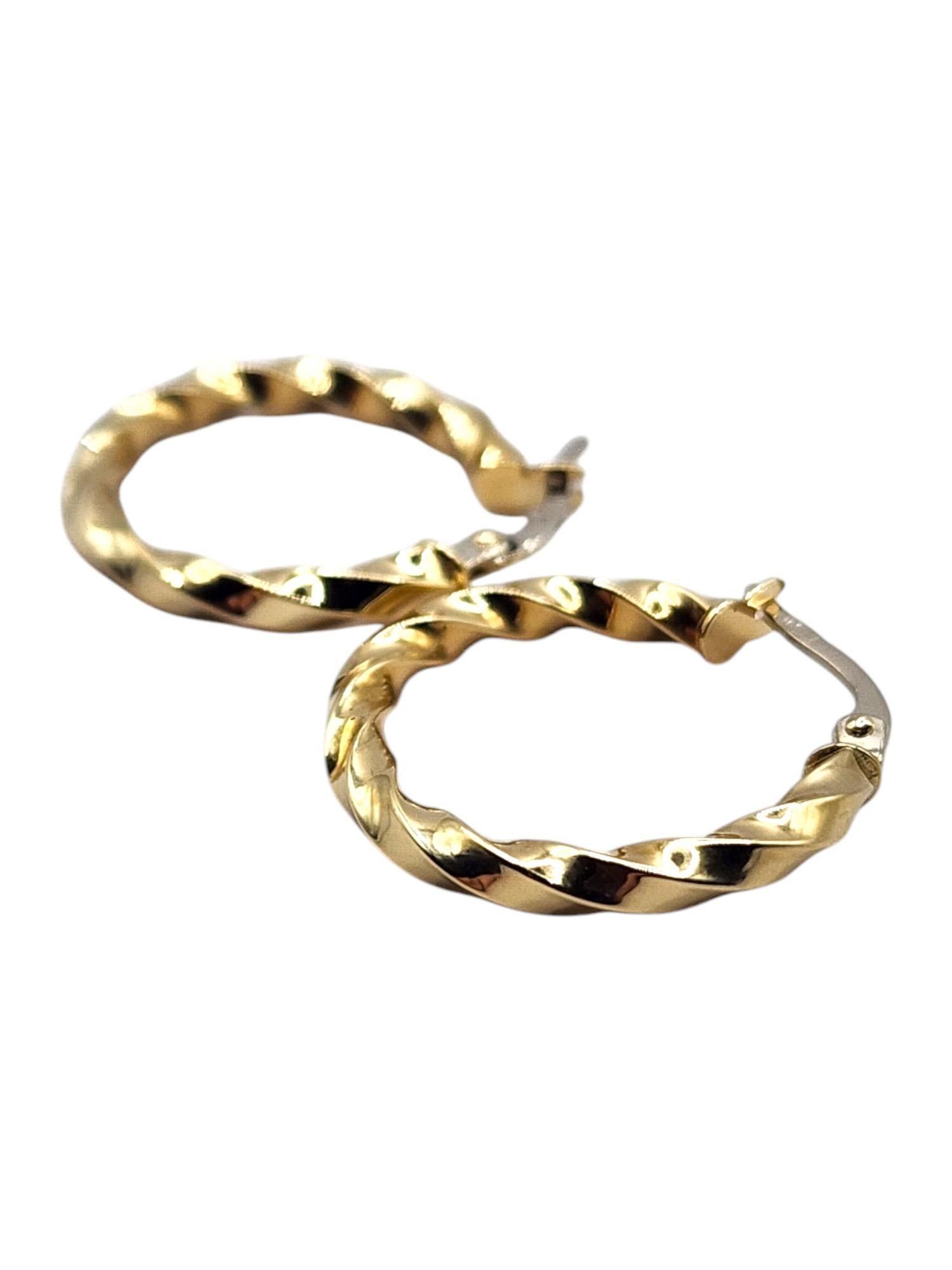 Boucles d'oreilles en or jaune 18 carats Cercle torsadé

Ces magnifiques boucles d'oreilles circulaires ont été fabriquées en or jaune 18 carats dans un superbe design torsadé !

Taille : 23.87mm X 22.19mm X 2.79mm

Poids : 1,83 g/ 1,18 dwt

Poinçon