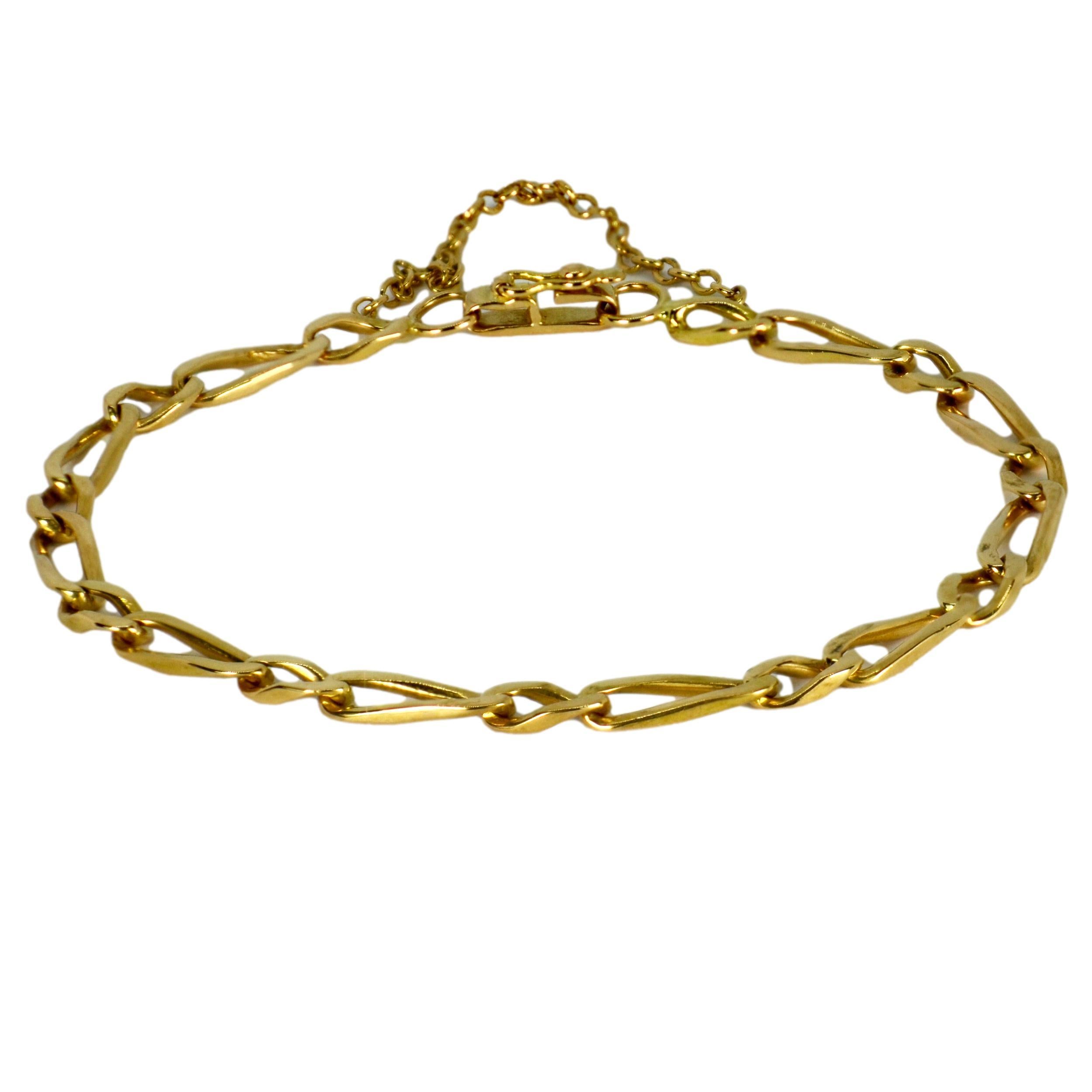 An 18 karat (18K) yellow gold bracelet designed as a figaro link chain with twisted curb links. Unmarked but tested as 18 karat gold. 7.25” long.

Dimensions: 18.5 x 0.5 cm
Weight: 9.84 grams
