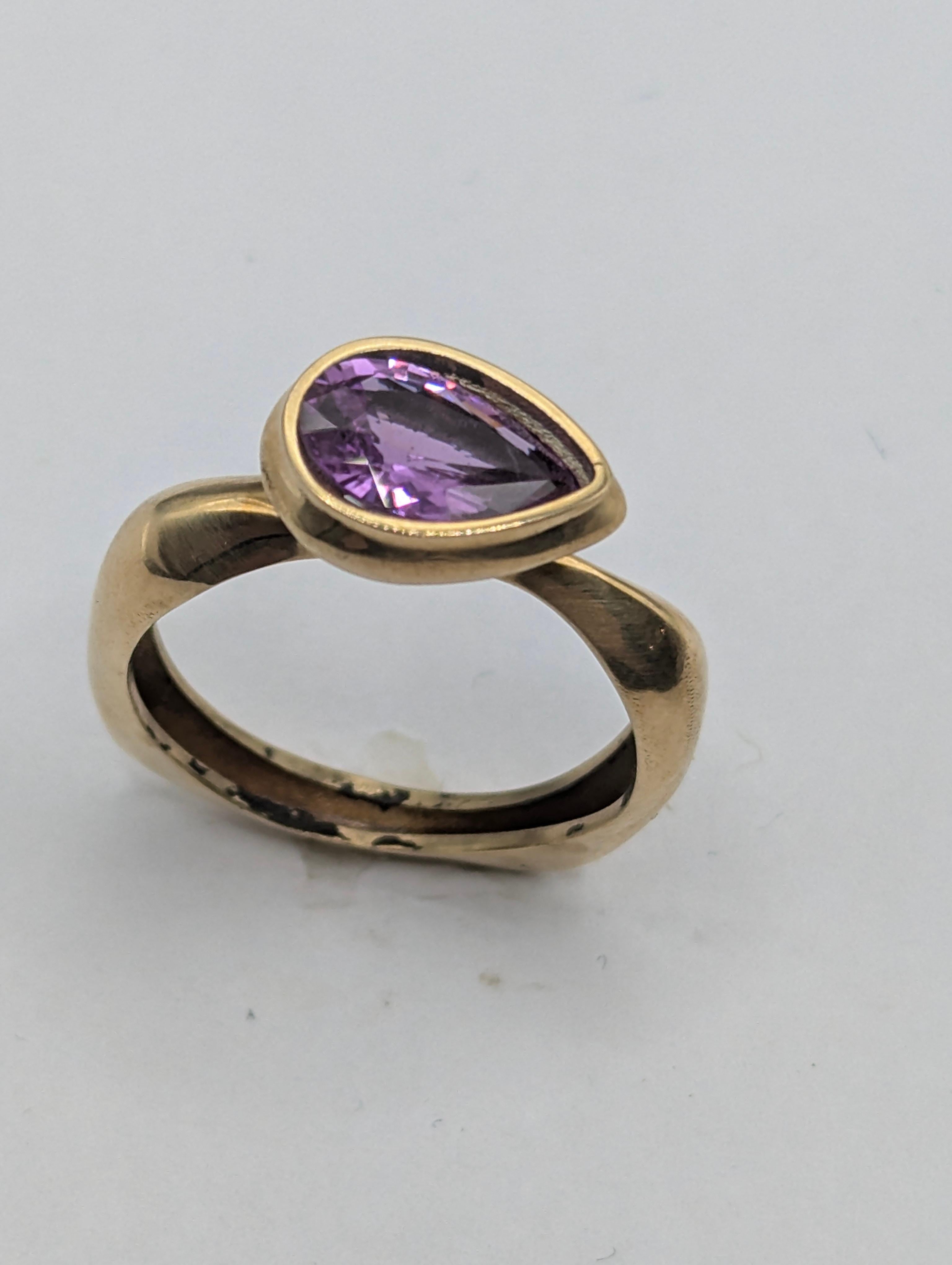For Sale:  18 Karat Yellow Gold Unheated 1.57Carat  Purple Sapphire Sculpture Ring 3