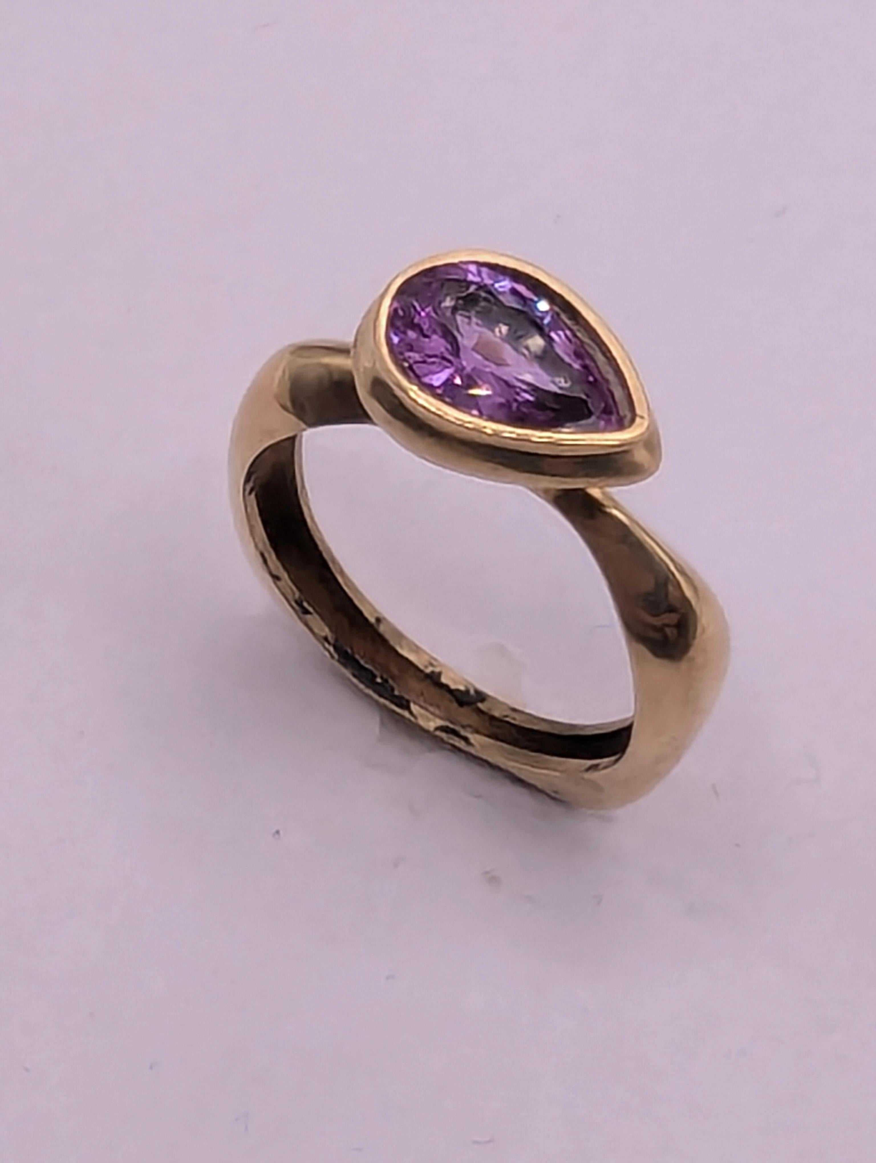 For Sale:  18 Karat Yellow Gold Unheated 1.57Carat  Purple Sapphire Sculpture Ring 4