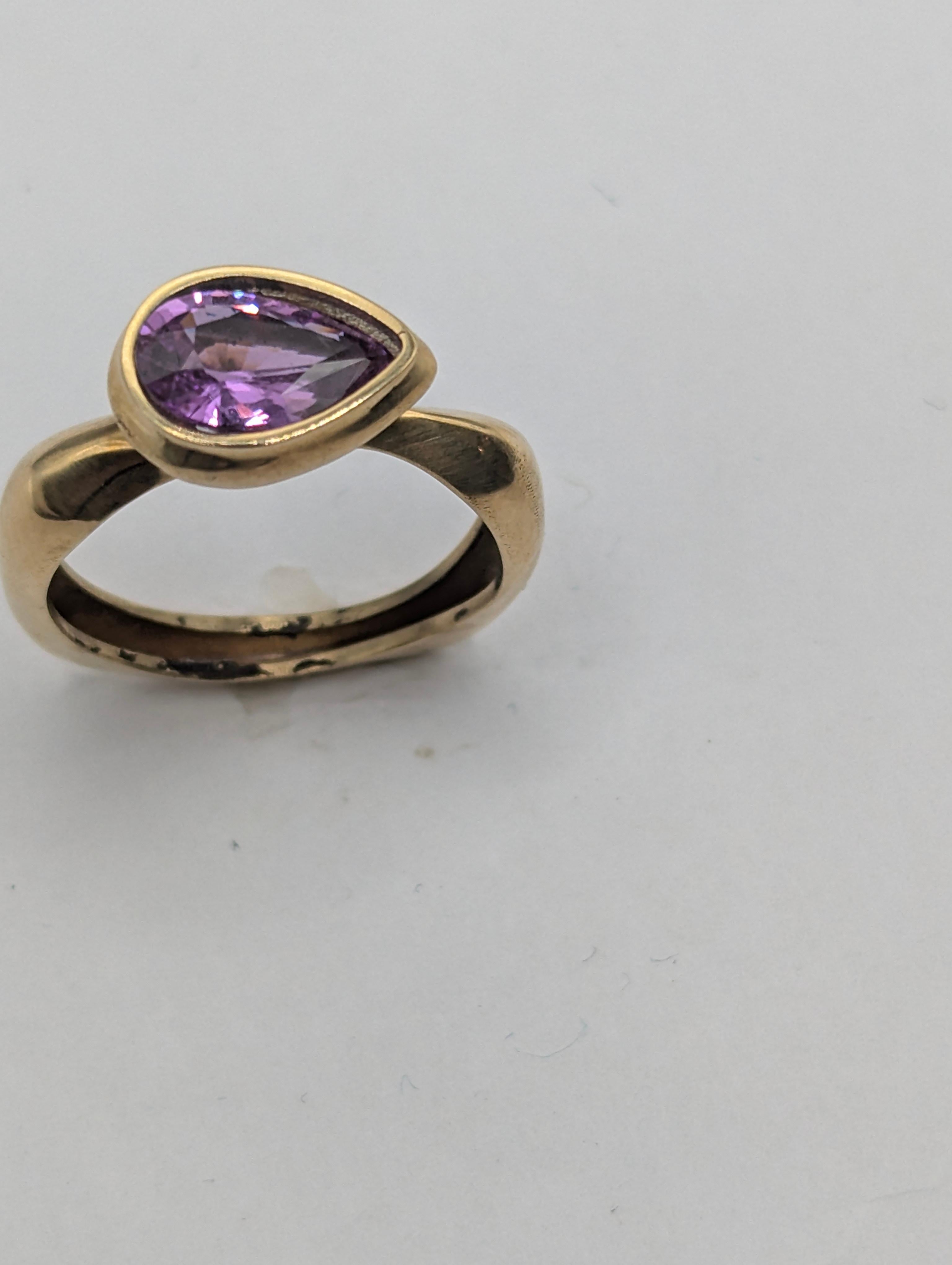 For Sale:  18 Karat Yellow Gold Unheated 1.57Carat  Purple Sapphire Sculpture Ring 5