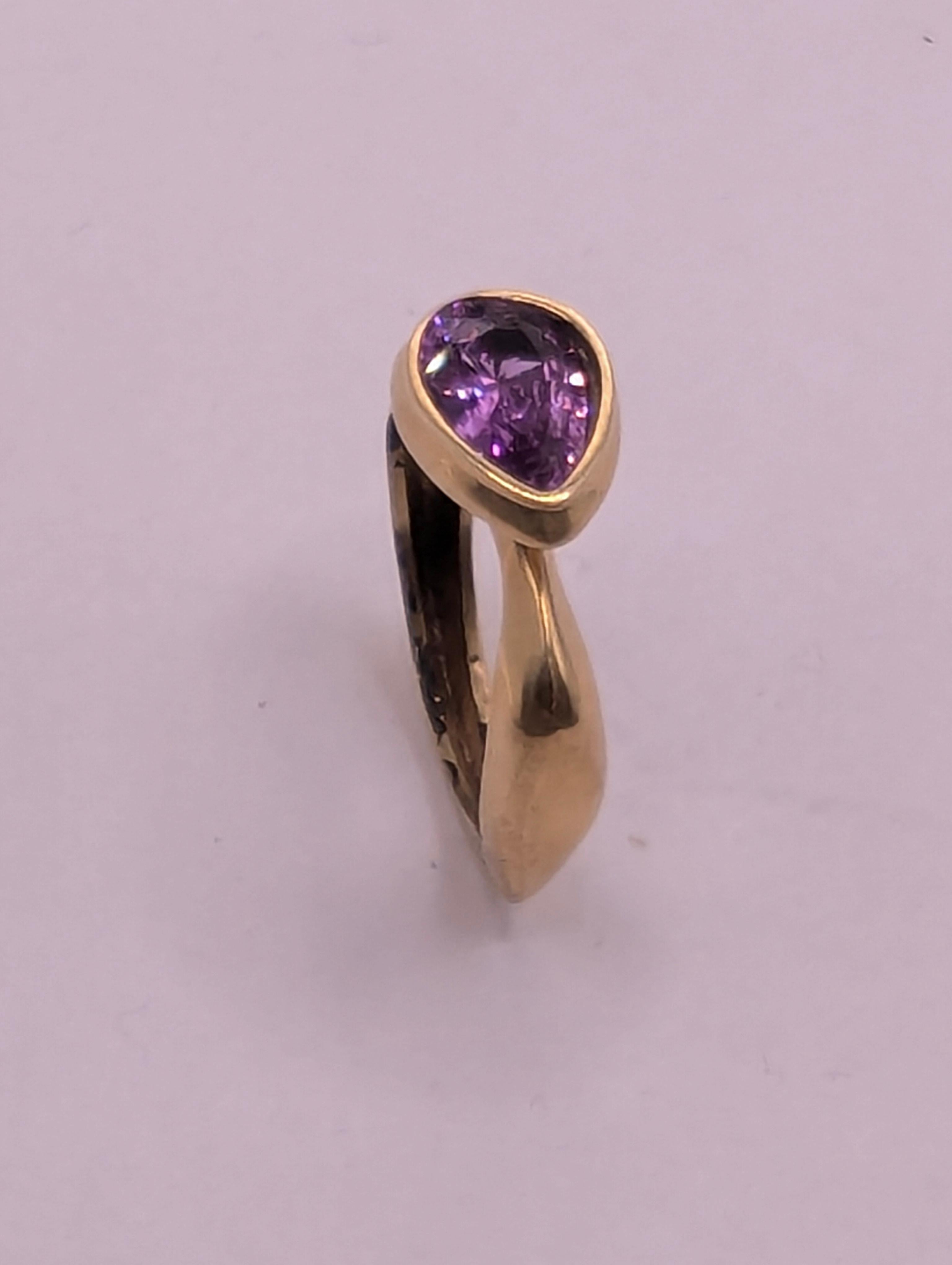 For Sale:  18 Karat Yellow Gold Unheated 1.57Carat  Purple Sapphire Sculpture Ring 6