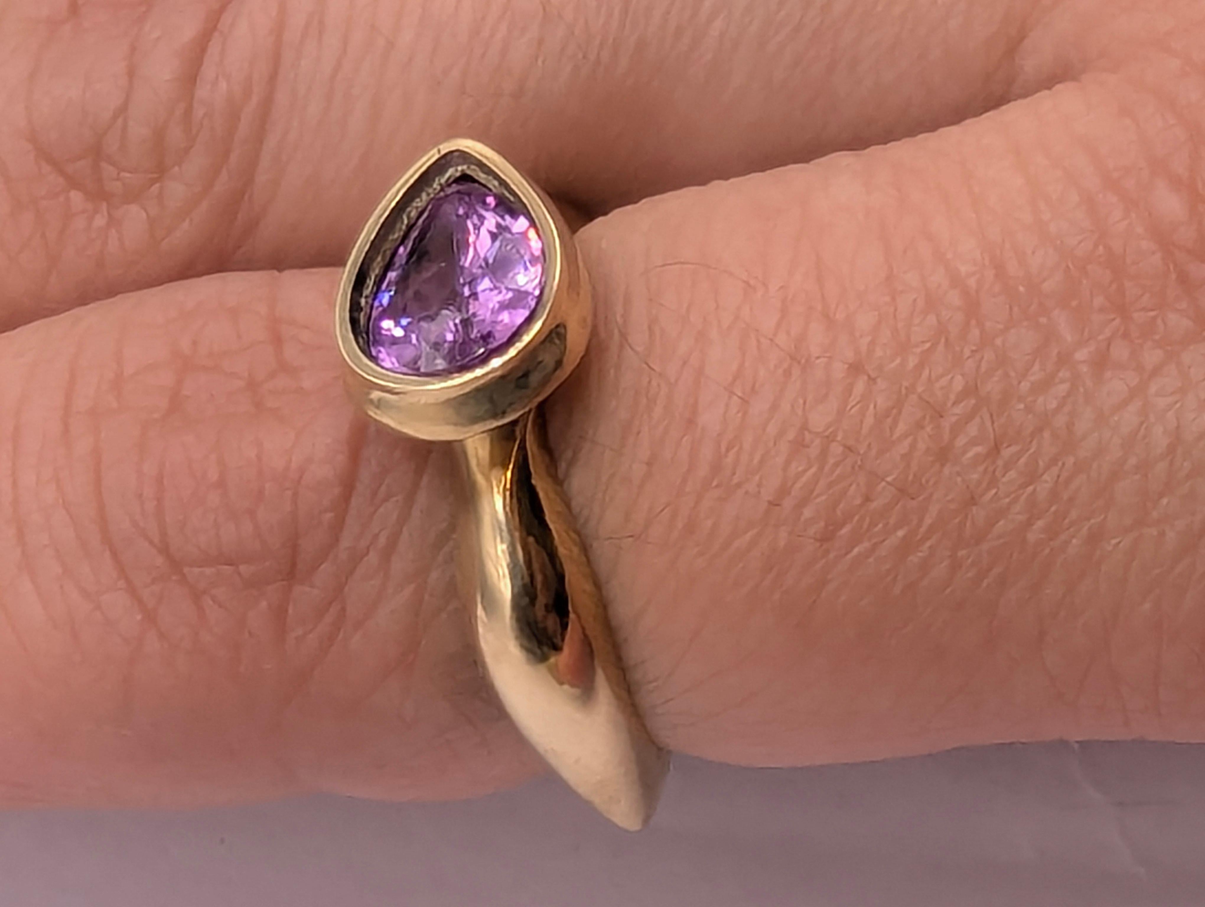 For Sale:  18 Karat Yellow Gold Unheated 1.57Carat  Purple Sapphire Sculpture Ring 8