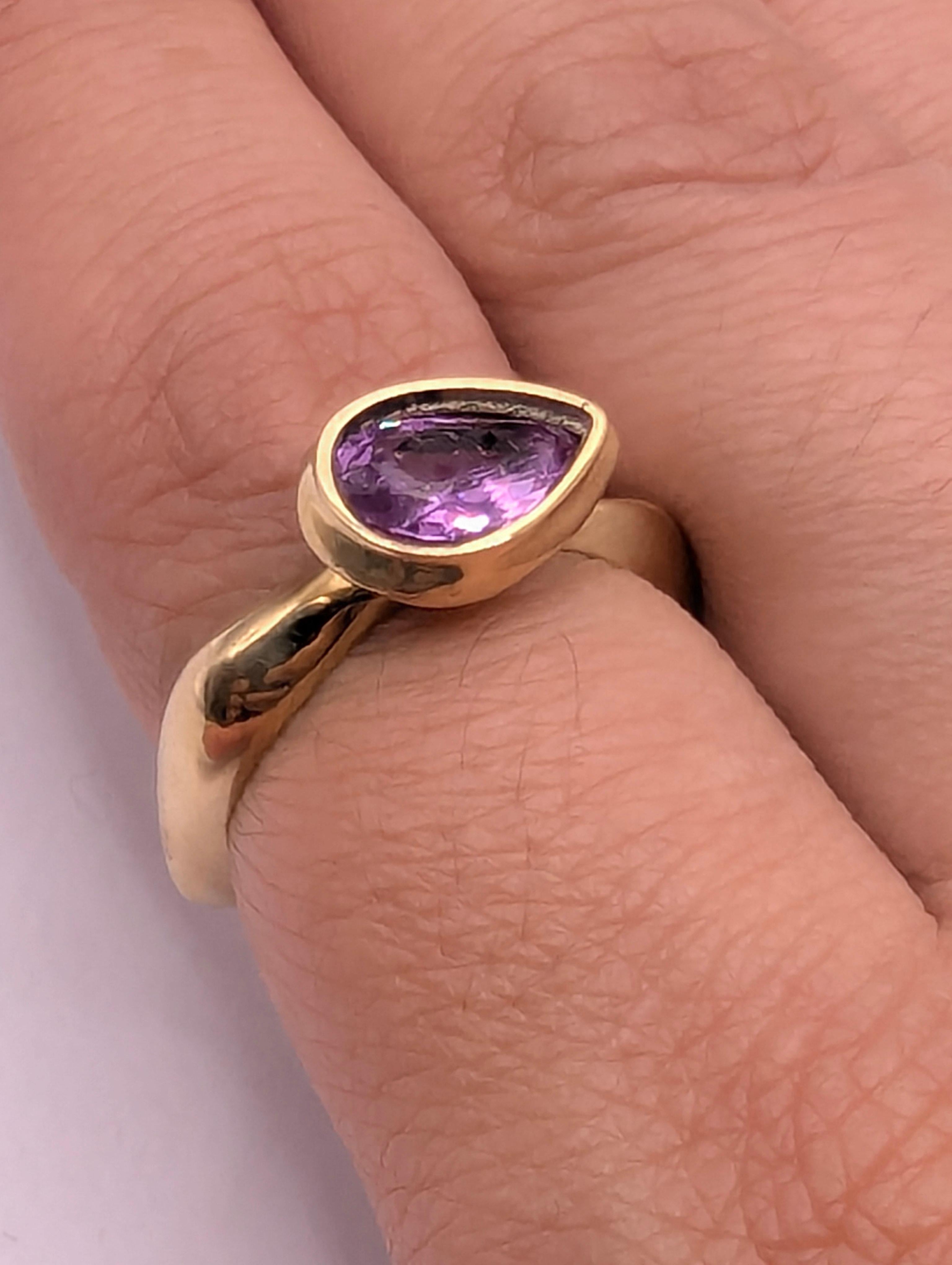 For Sale:  18 Karat Yellow Gold Unheated 1.57Carat  Purple Sapphire Sculpture Ring 9