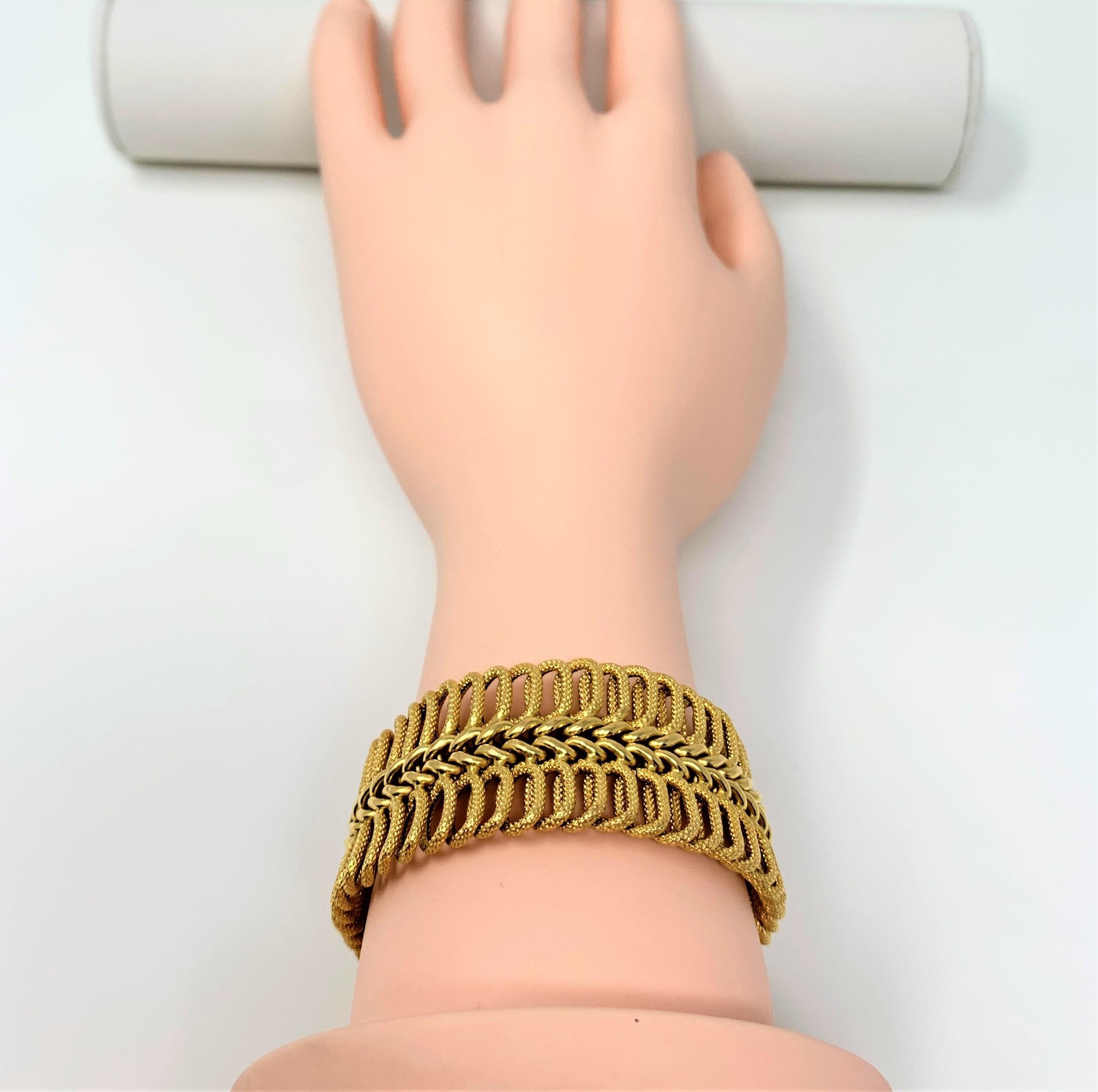 18 Karat Yellow Gold UnoAErre Wide Fancy Link Bracelet 3