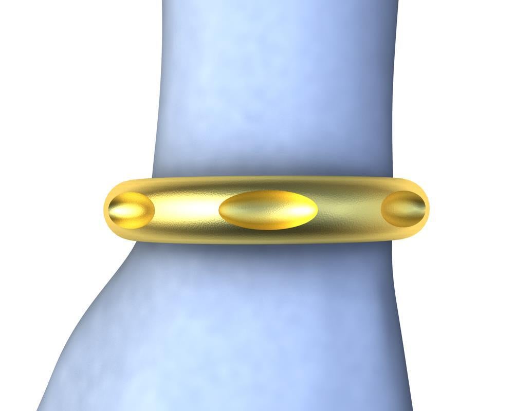 18 Karat Yellow Gold Vermeil 7 Ovals Bangle, Le chiffre sept est considéré comme le chiffre parfait. Finition mate 14 mm de large x 7 mm de haut , Un simple demi-rond doux créant un bracelet de style . Moins, c'est plus. Sept ovales concaves pour