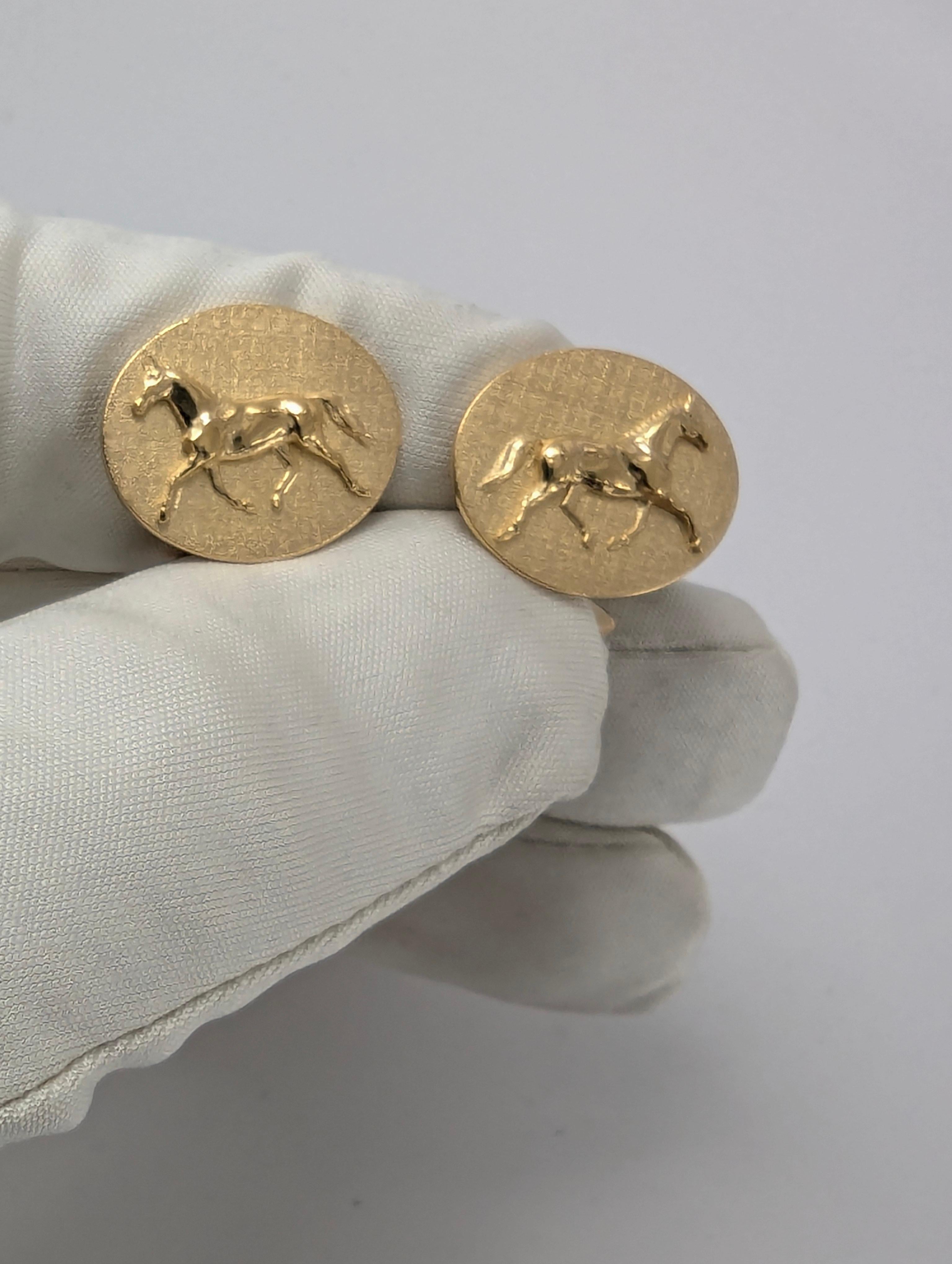 Gemelli Dressage Horse in oro giallo 18 carati, il designer di Tiffany Thomas Kurilla ha scolpito questi eleganti cavalli da trotto per gli amanti dell'equitazione. Semplicemente fluttuando nell'aria mentre questi cavalli trottano.  lucido  per