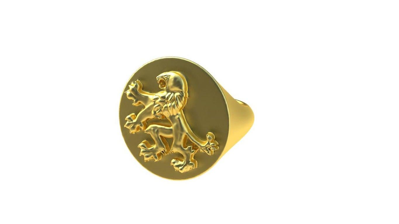 En vente :  Bague sigillaire en or jaune 18 carats et vermeil représentant un lion rampant 3