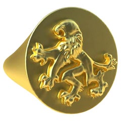 Bague sigillaire en or jaune 18 carats et vermeil représentant un lion rampant