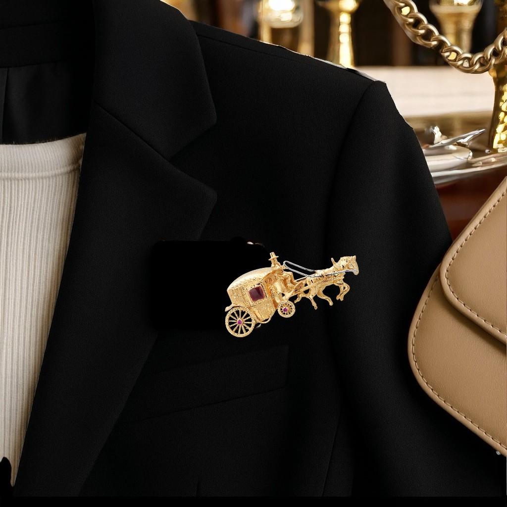 This exquisite Italian brooch is a masterpiece of vintage jewelry design, crafted from luxurious 18-karat yellow gold. The brooch features an enchanting 'Horse and Carriage' motif, beautifully detailed to capture the elegance and romance of a bygone