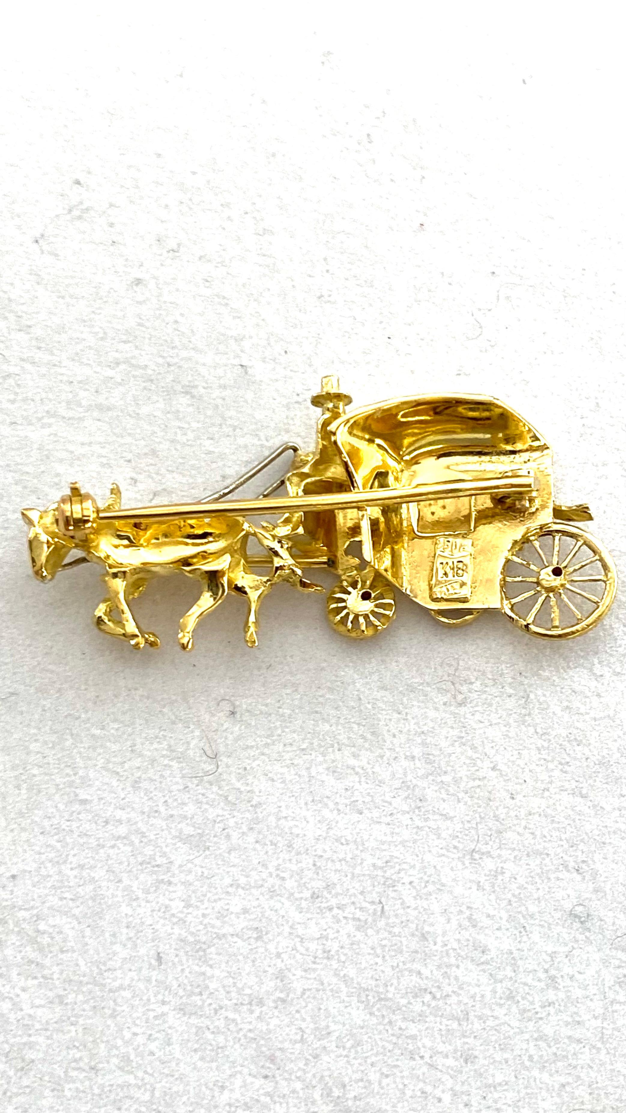 Taille ronde Broche en or jaune 18 carats, sertie de pierres précieuses, cheval et calèche en vente