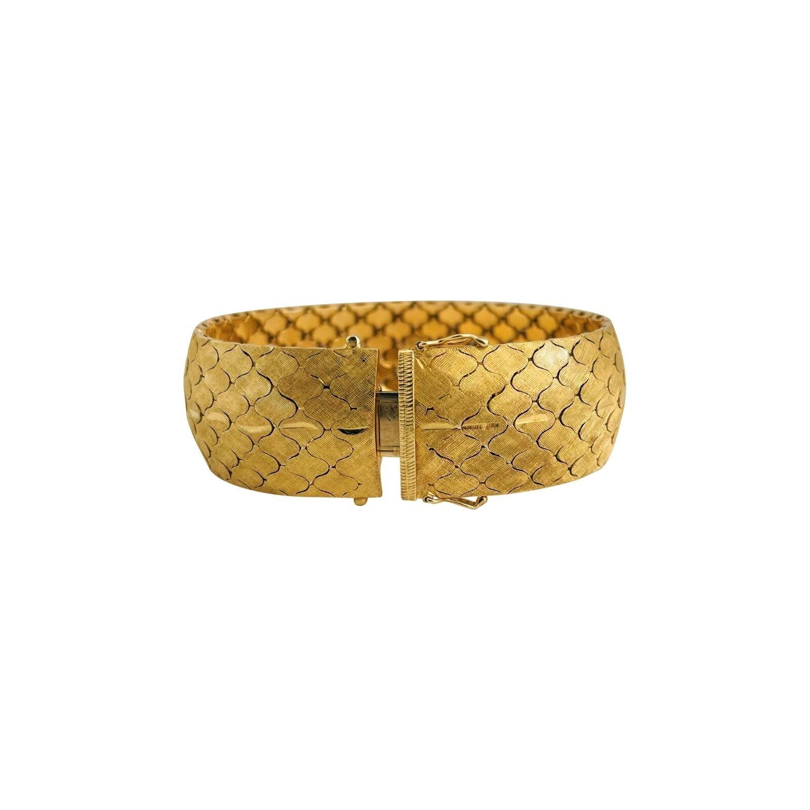 18 Karat Yellow Gold Vintage Heavy Wide Scales Link Bracelet, Italy In Good Condition In Guilford, CT