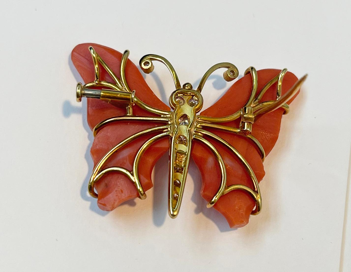 18 Karat Yellow Gold Vintage Mediterranean Coral Butterfly Brooch In Good Condition For Sale In Milano, IT
