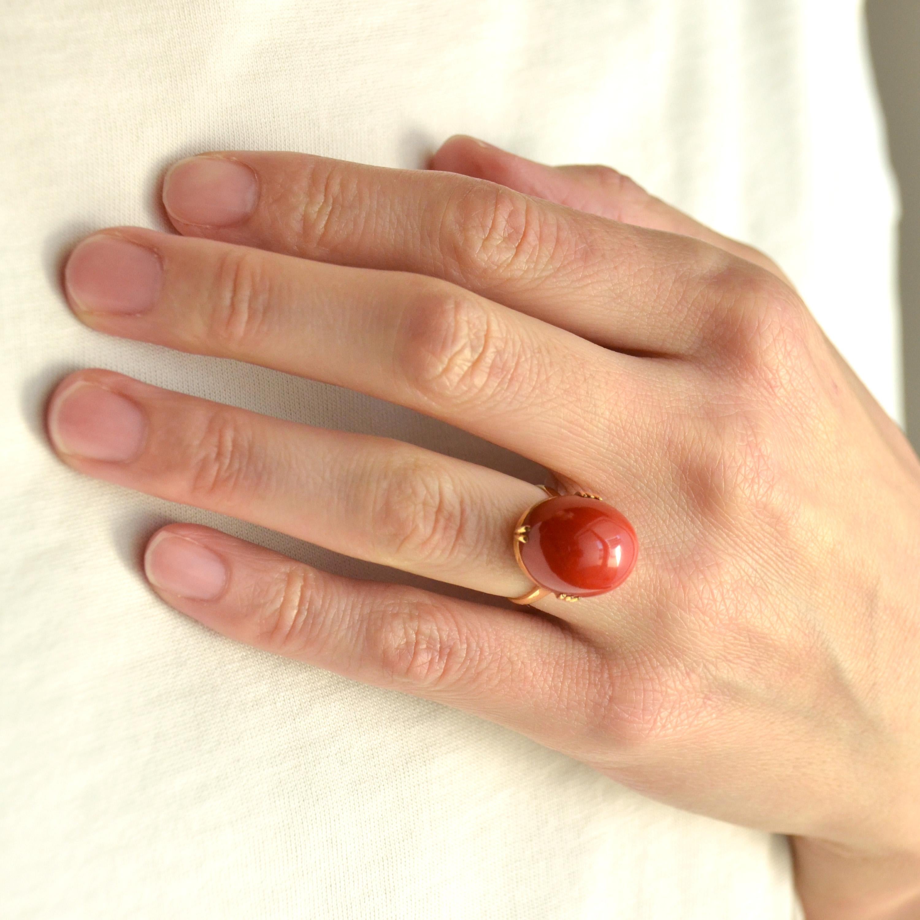 18 Karat Yellow Gold Vintage Japanese Red Coral Oval Ring In Excellent Condition For Sale In Tokyo, JP