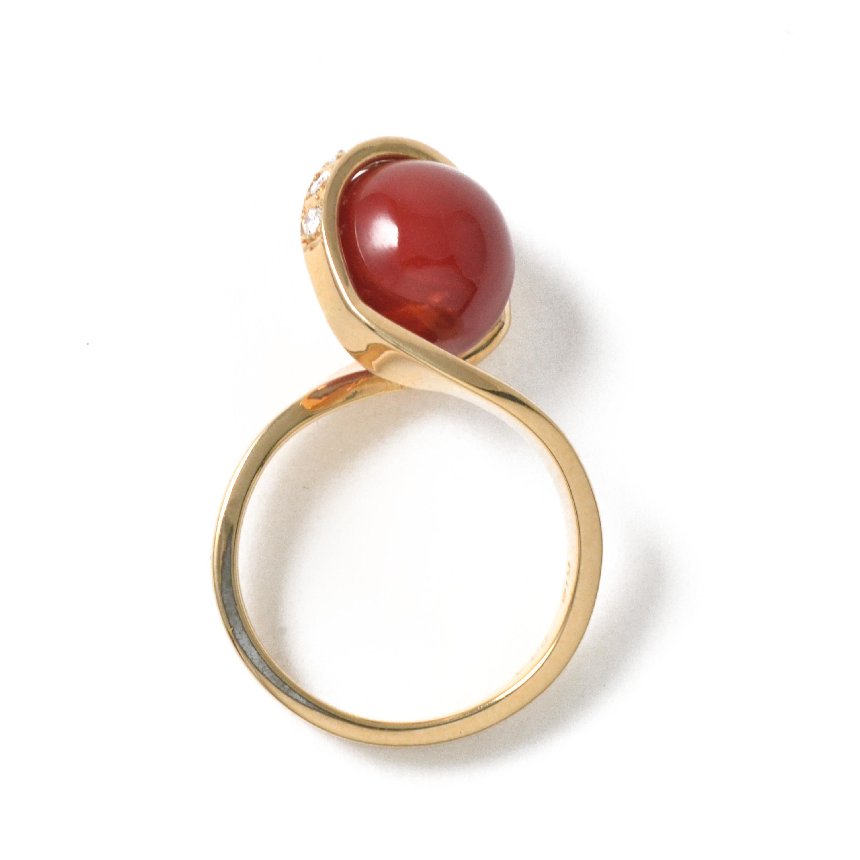 18 Karat Yellow Gold Vintage Oxblood Coral Ring with Diamonds In Excellent Condition For Sale In Tokyo, JP