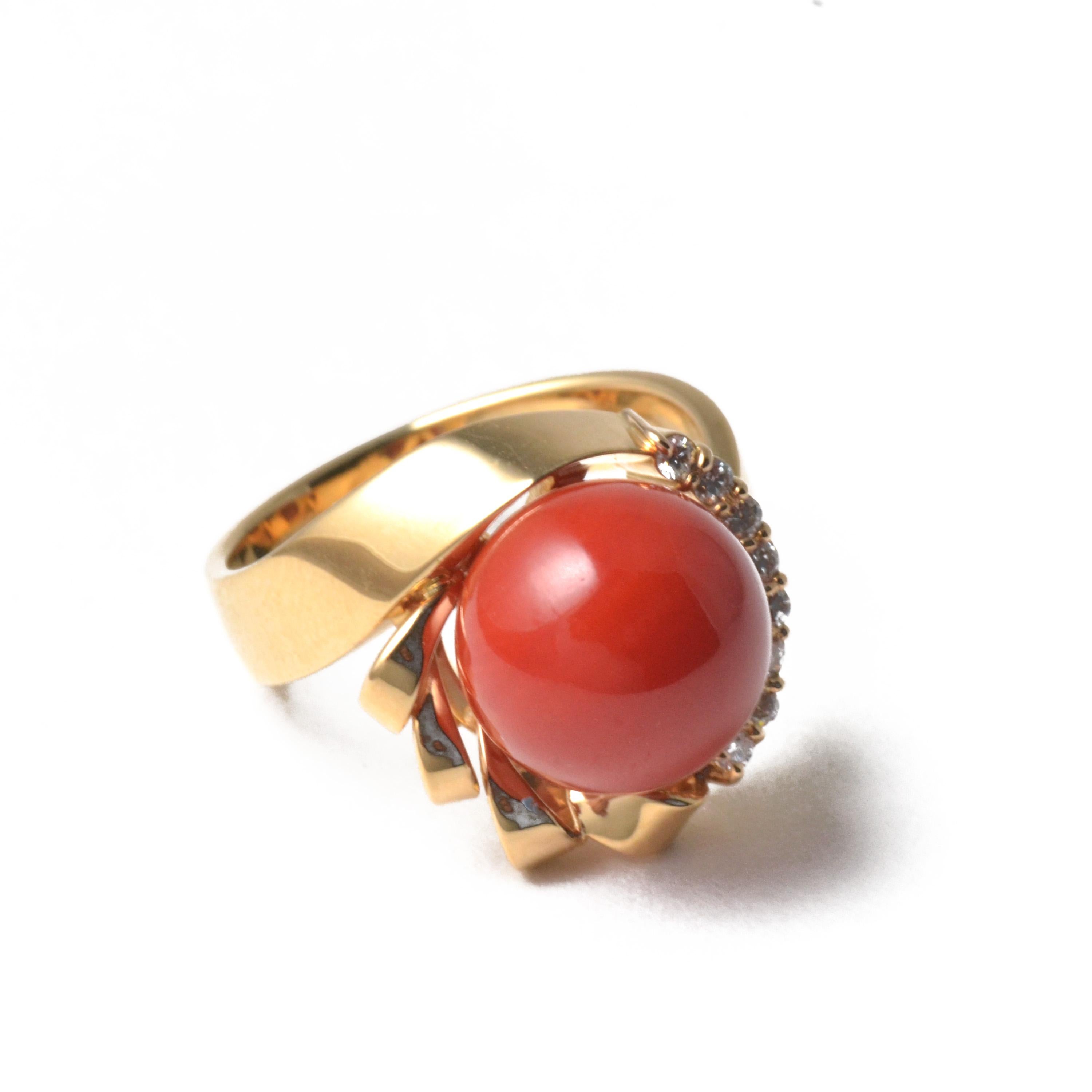 18 Karat Yellow Gold Vintage Oxblood Coral Ring with Diamonds In Excellent Condition In Tokyo, JP