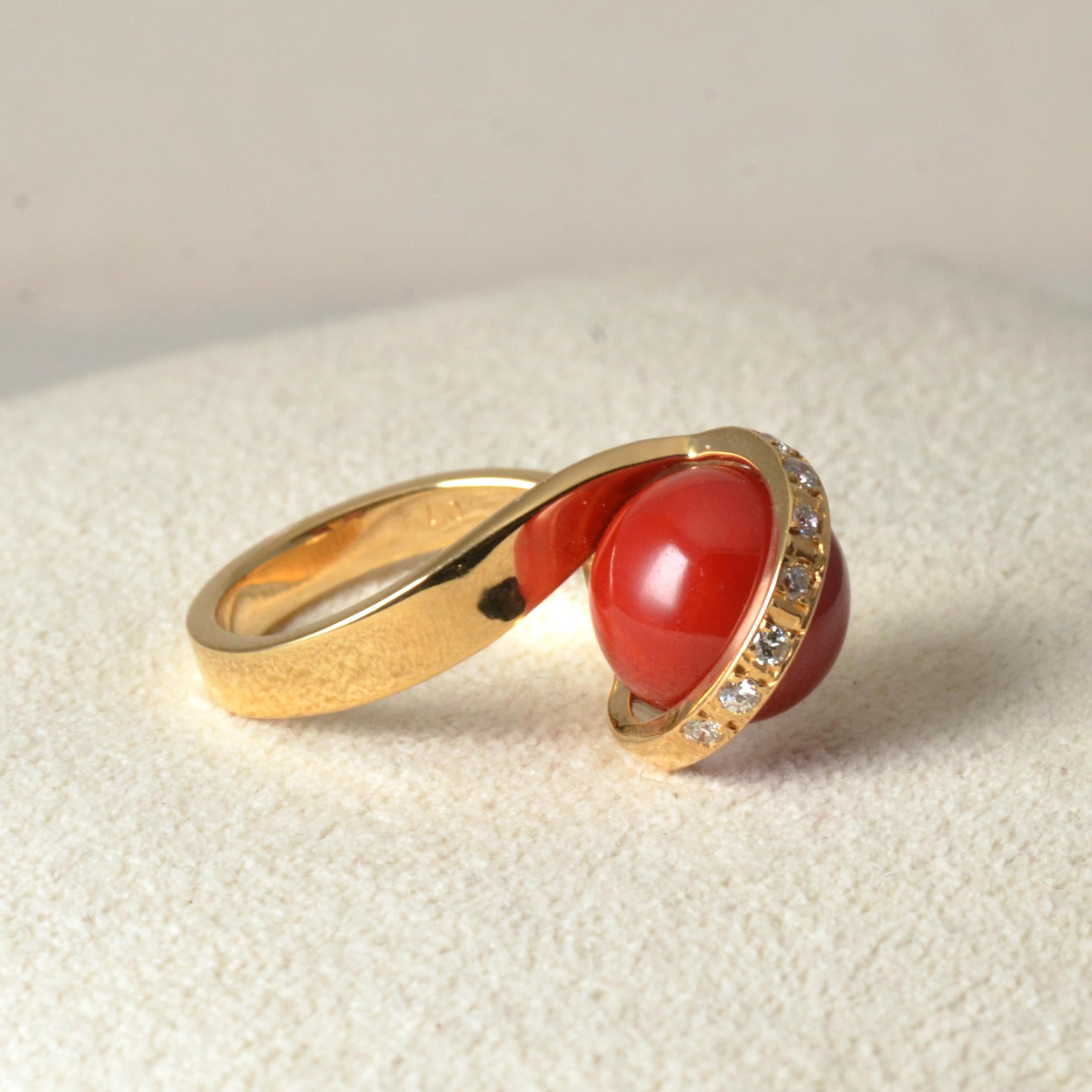 18 Karat Yellow Gold Vintage Oxblood Coral Ring with Diamonds For Sale 1