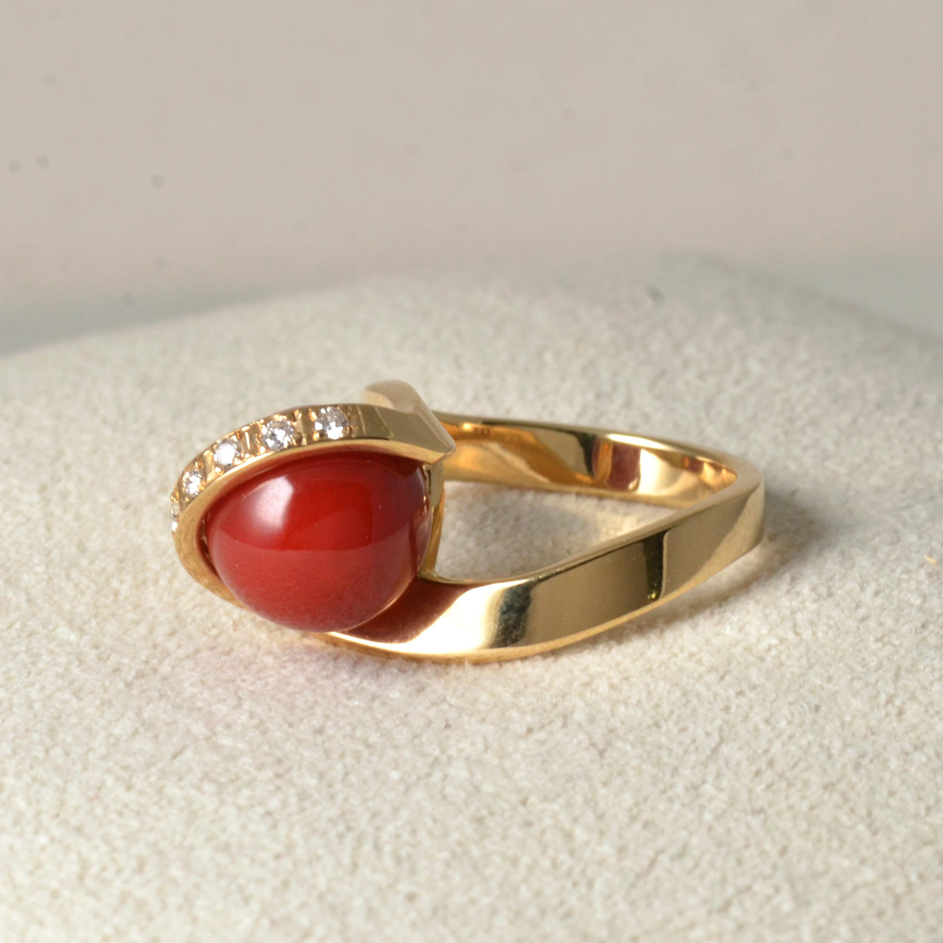 18 Karat Yellow Gold Vintage Oxblood Coral Ring with Diamonds For Sale 2
