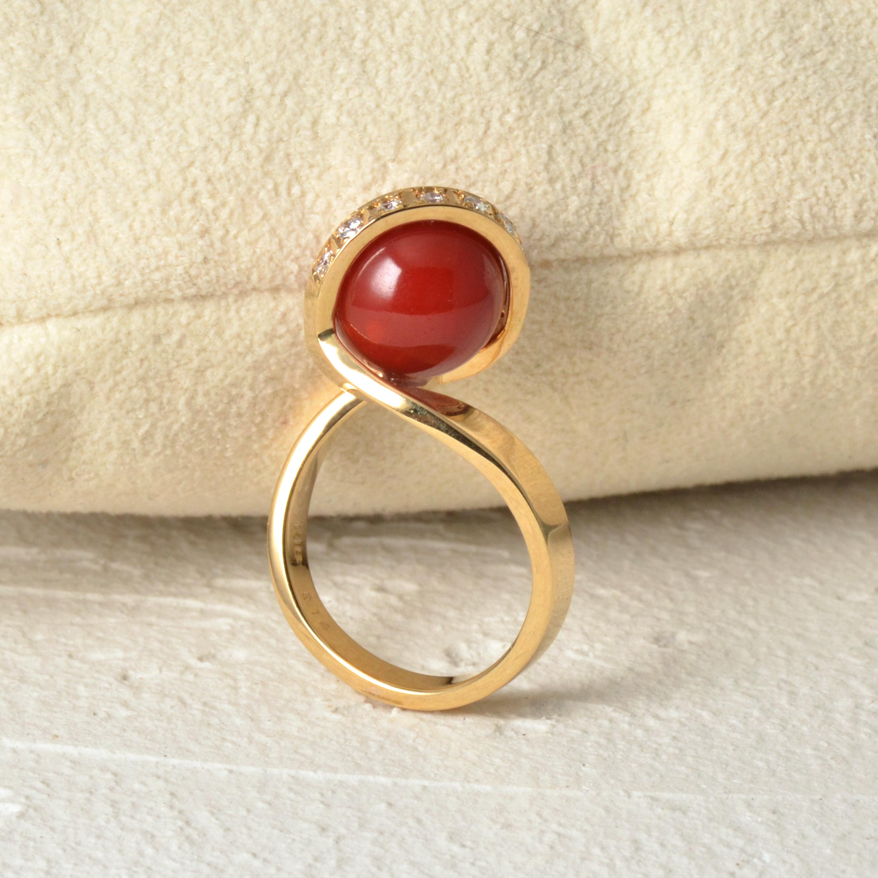 18 Karat Yellow Gold Vintage Oxblood Coral Ring with Diamonds For Sale 3