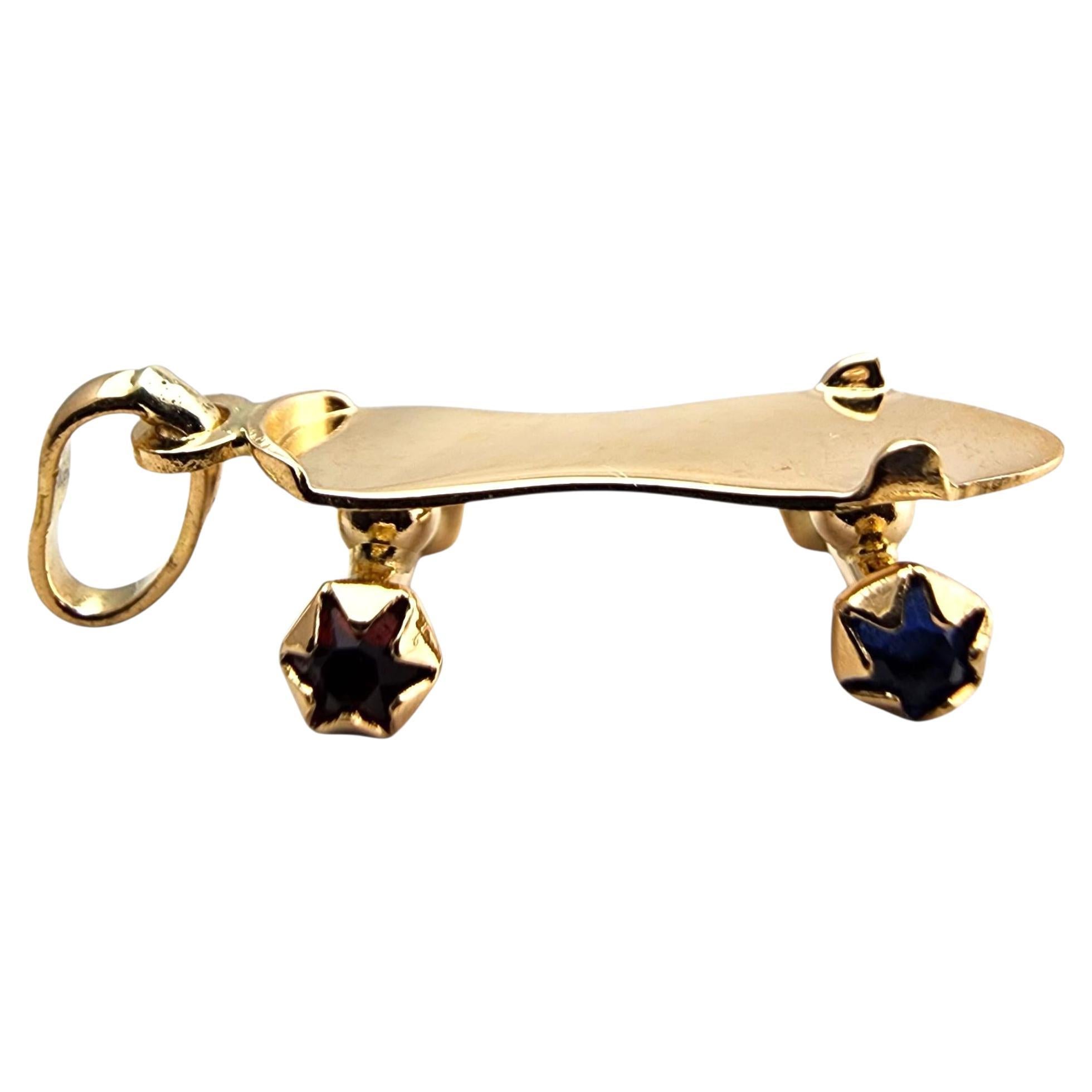 Or jaune 18 carats breloque patin à roulettes vintage #23699