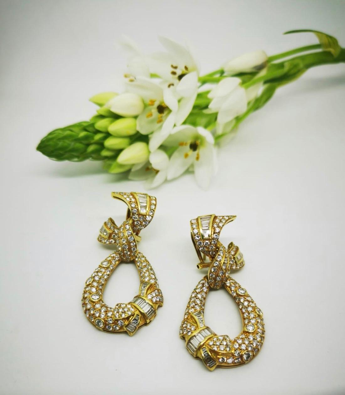 Vintage Diamond Earrings 

This enchanting earrings a 6.30 carats round brilliant, baguette and trapezoid mix natural diamonds.
Set in 18K yellow gold.
Measures 4,7 x 2.3cm
Total weight 25.21g

The earrings comes with gemmological