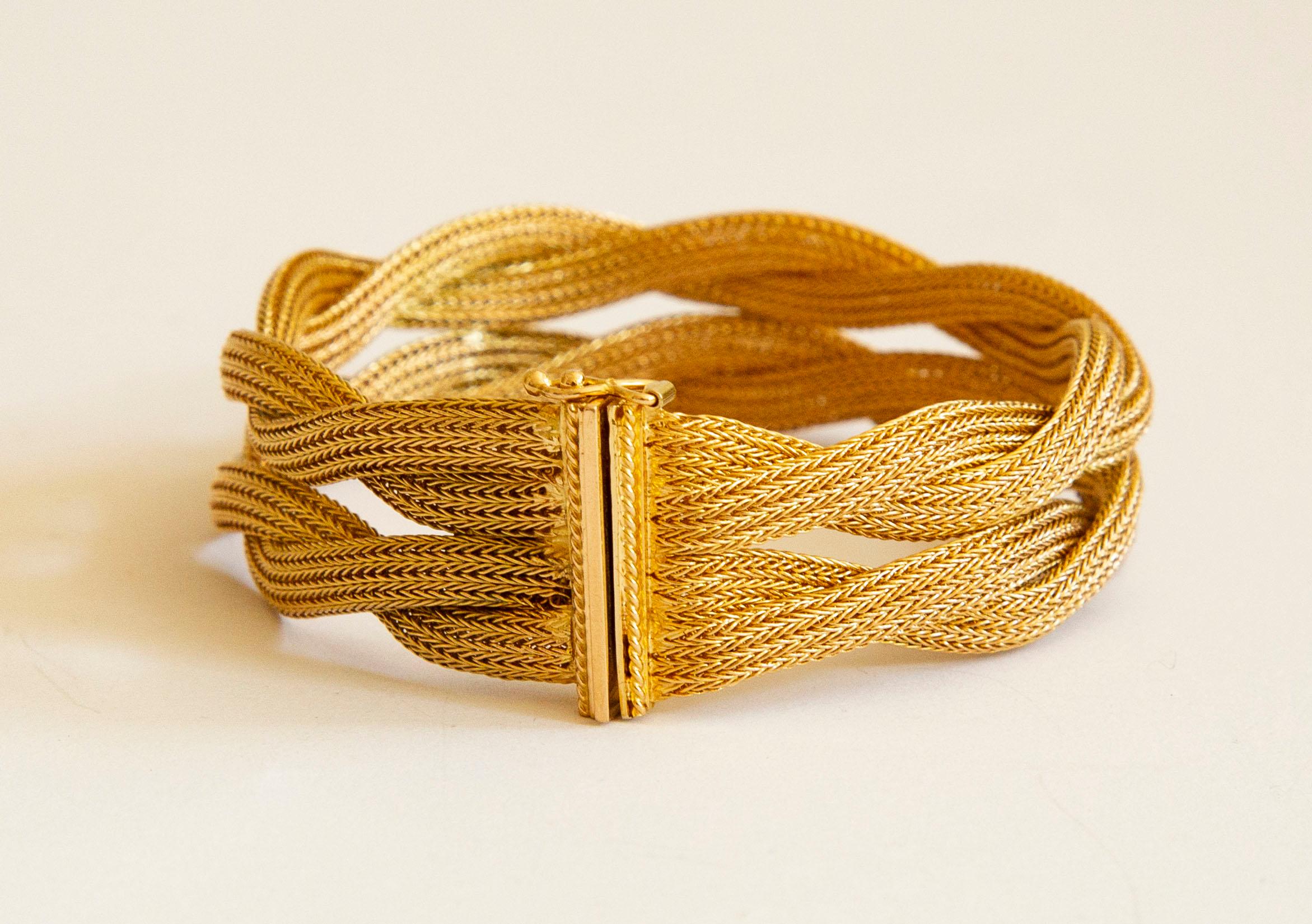 A vintage 18 karat /750 yellow gold bracelet. The bracelet was created in the 1950s in Milaan,  Italy. The bracelet features two rows of delicate handmade mesh braids. It has an insert clasp and a figure eight safety lock.
This bracelet represents a
