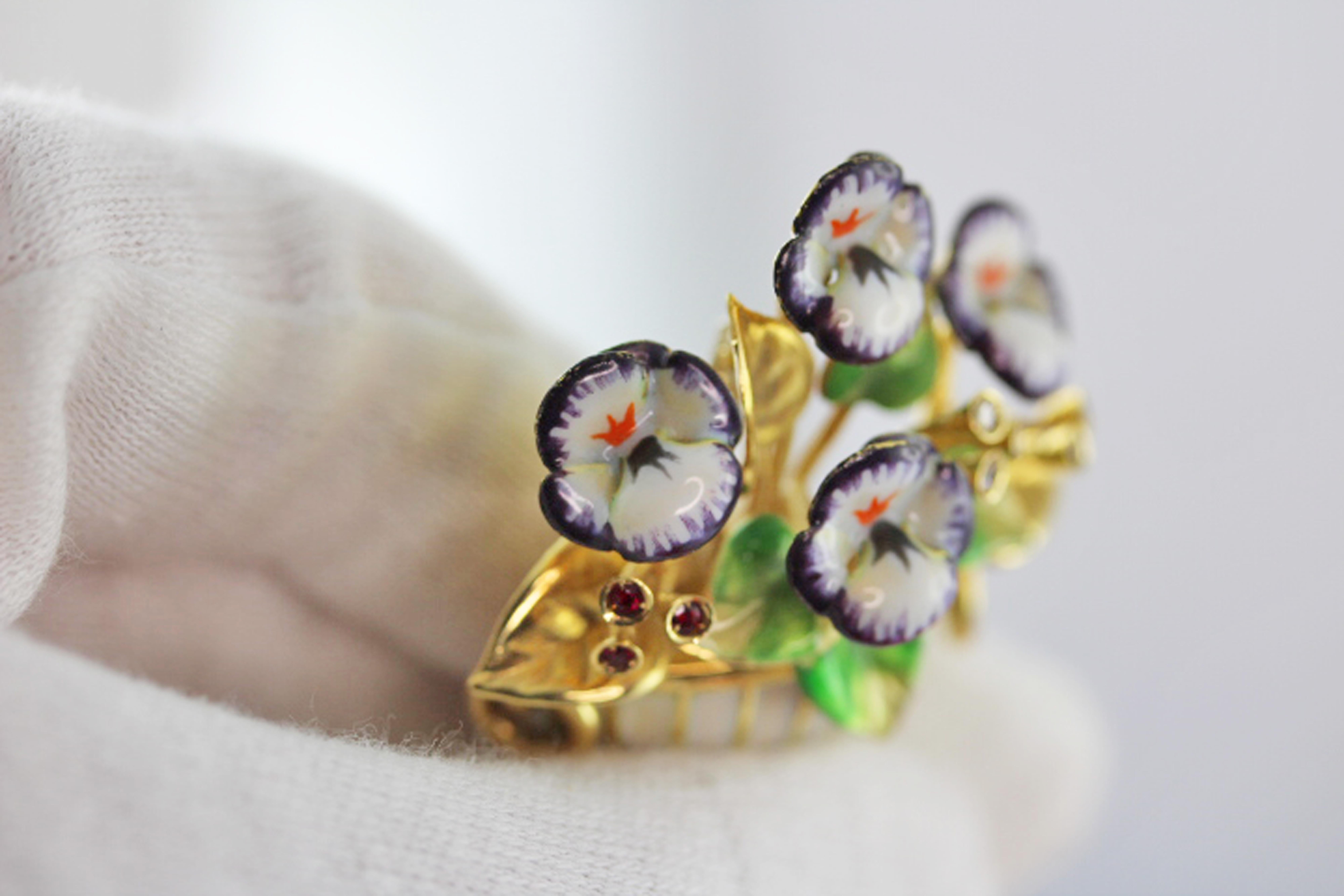 18 Karat Gelbgold Violette Blume Emaille Rubin Saphire Diamant Brosche 1950 ca im Zustand „Hervorragend“ im Angebot in Milano, IT