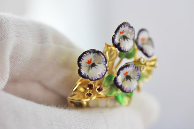 18 Karat Yellow Gold Violet Flower Enamel Ruby Sapphires Diamond Brooch 1950 ca In Excellent Condition For Sale In Milano, IT