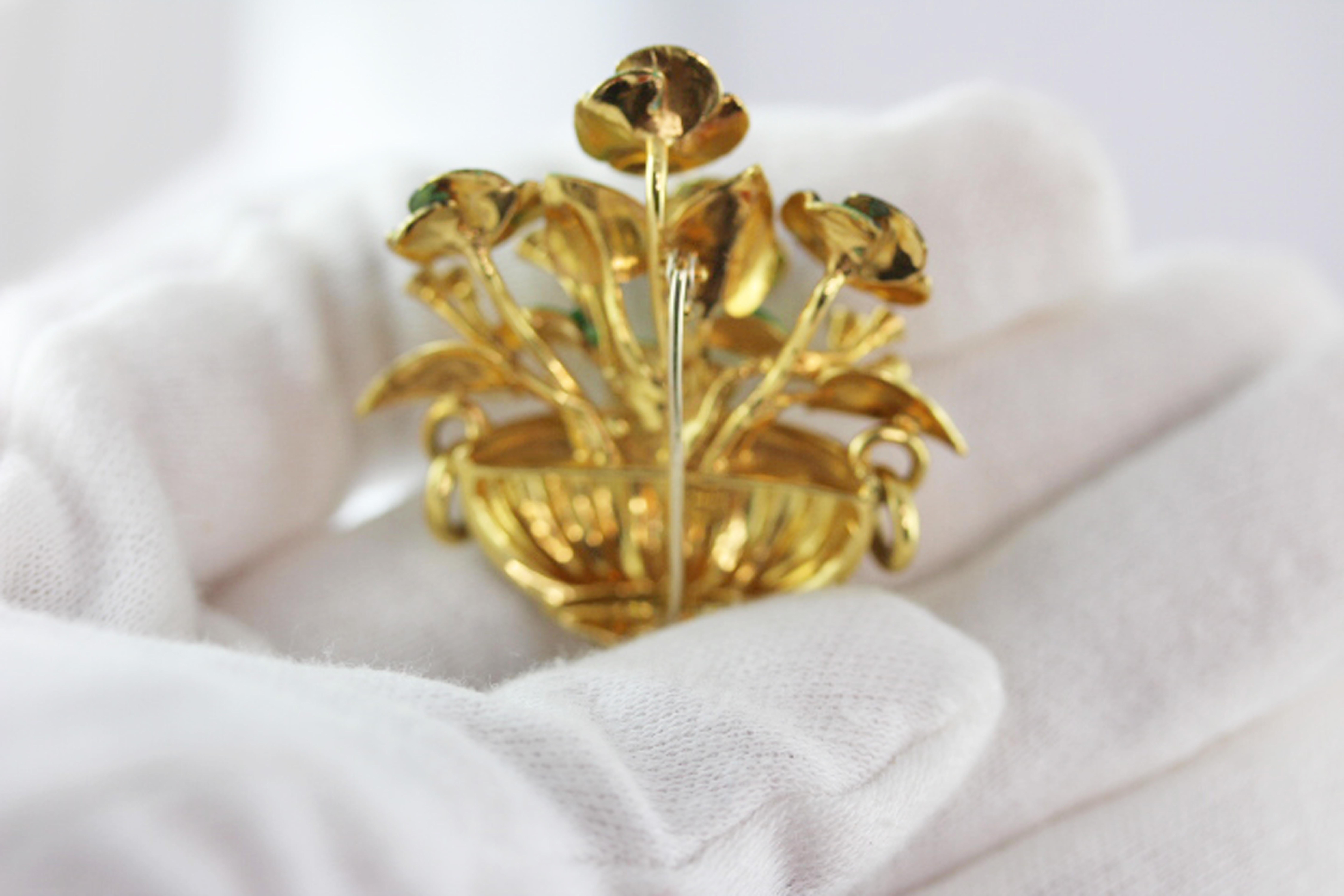 18 Karat Gelbgold Violette Blume Emaille Rubin Saphire Diamant Brosche 1950 ca im Angebot 1