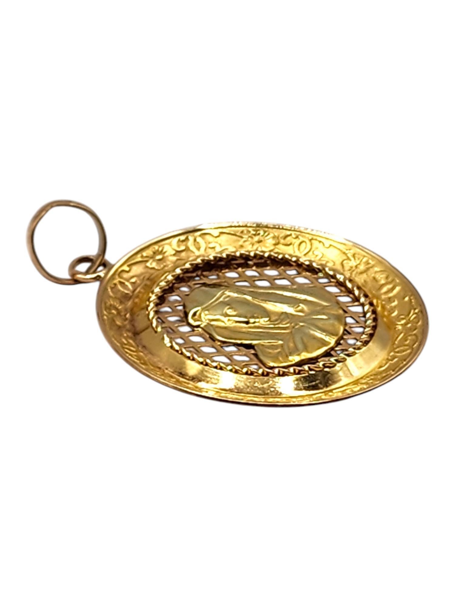 Pendentif Vierge Marie en or jaune 18 carats #20004 Bon état - En vente à Washington Depot, CT