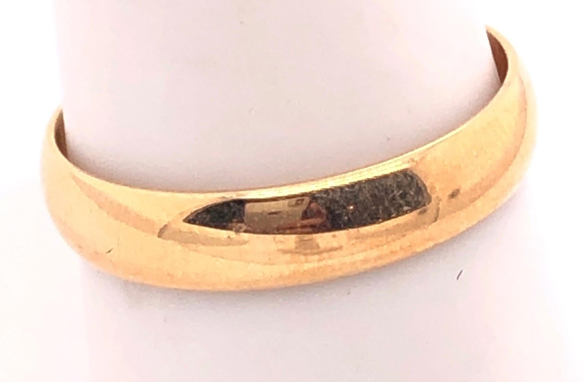 18 Karat Yellow Gold Wedding Ring/Band Size 8.5.
3.3 grams total weight.
