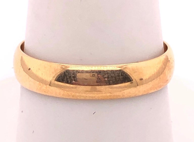 18 Karat Yellow Gold Wedding Ring / Wedding Band In Good Condition For Sale In Stamford, CT