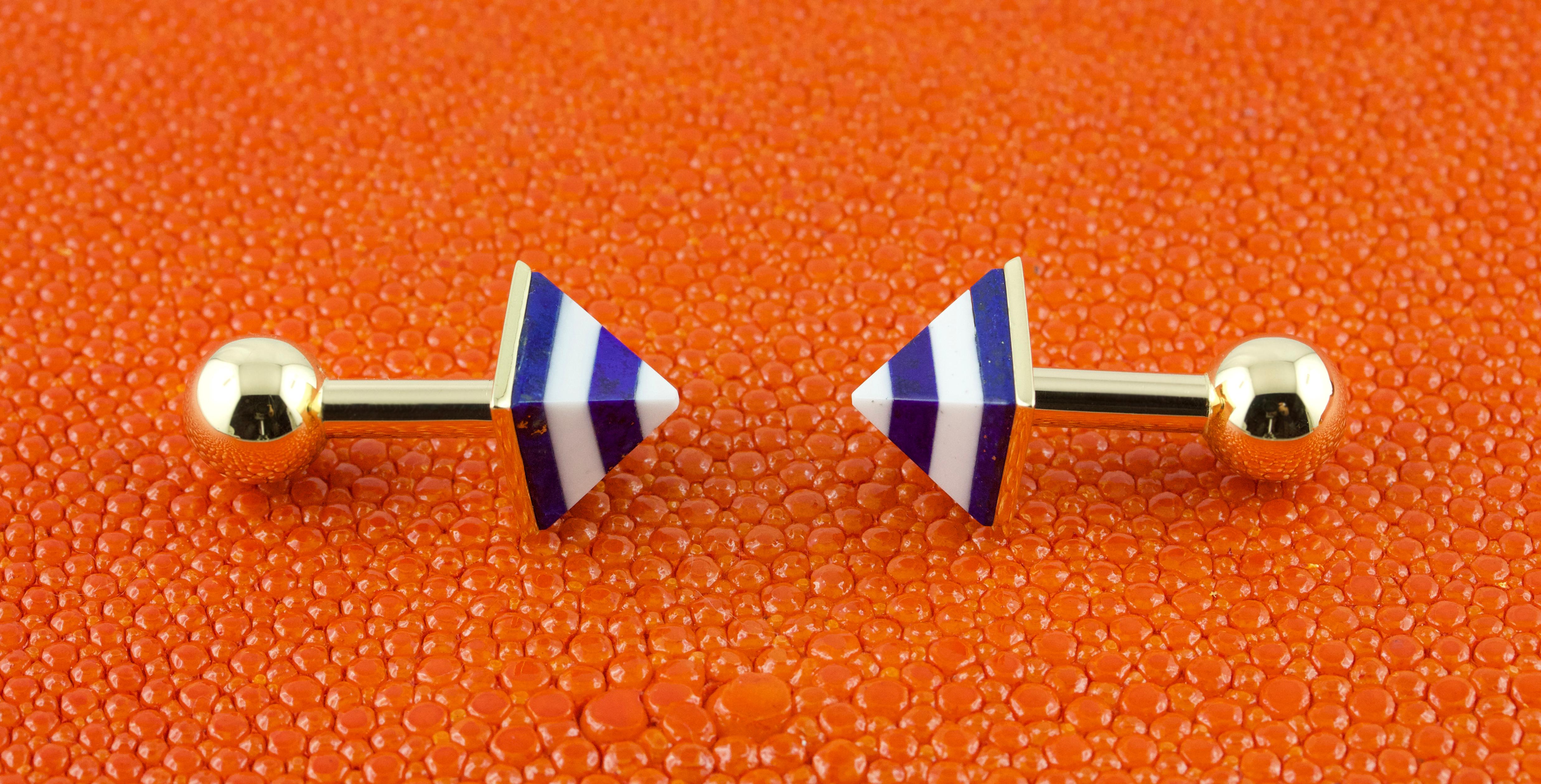 This superb pair of cufflinks feature a spherical toggle and minimalist post in 18k yellow gold, while the front face is in the shape of a pyramid mounted in pure gold and featuring layers of white agate and lapis lazuli alternating for a timeless
