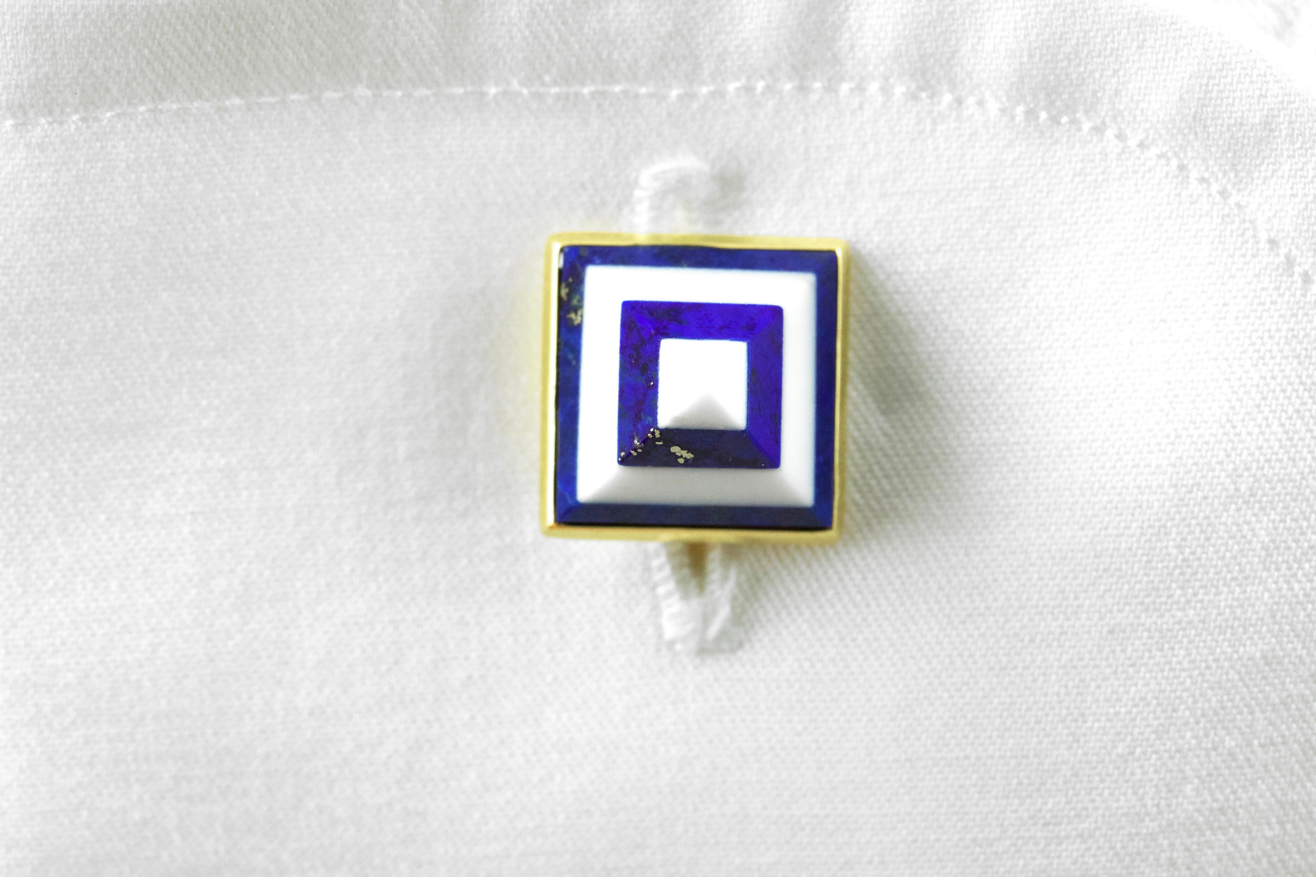 18 Karat Yellow Gold White Agate and Lapis Lazuli Pyramid Cufflinks In New Condition For Sale In Milano, IT