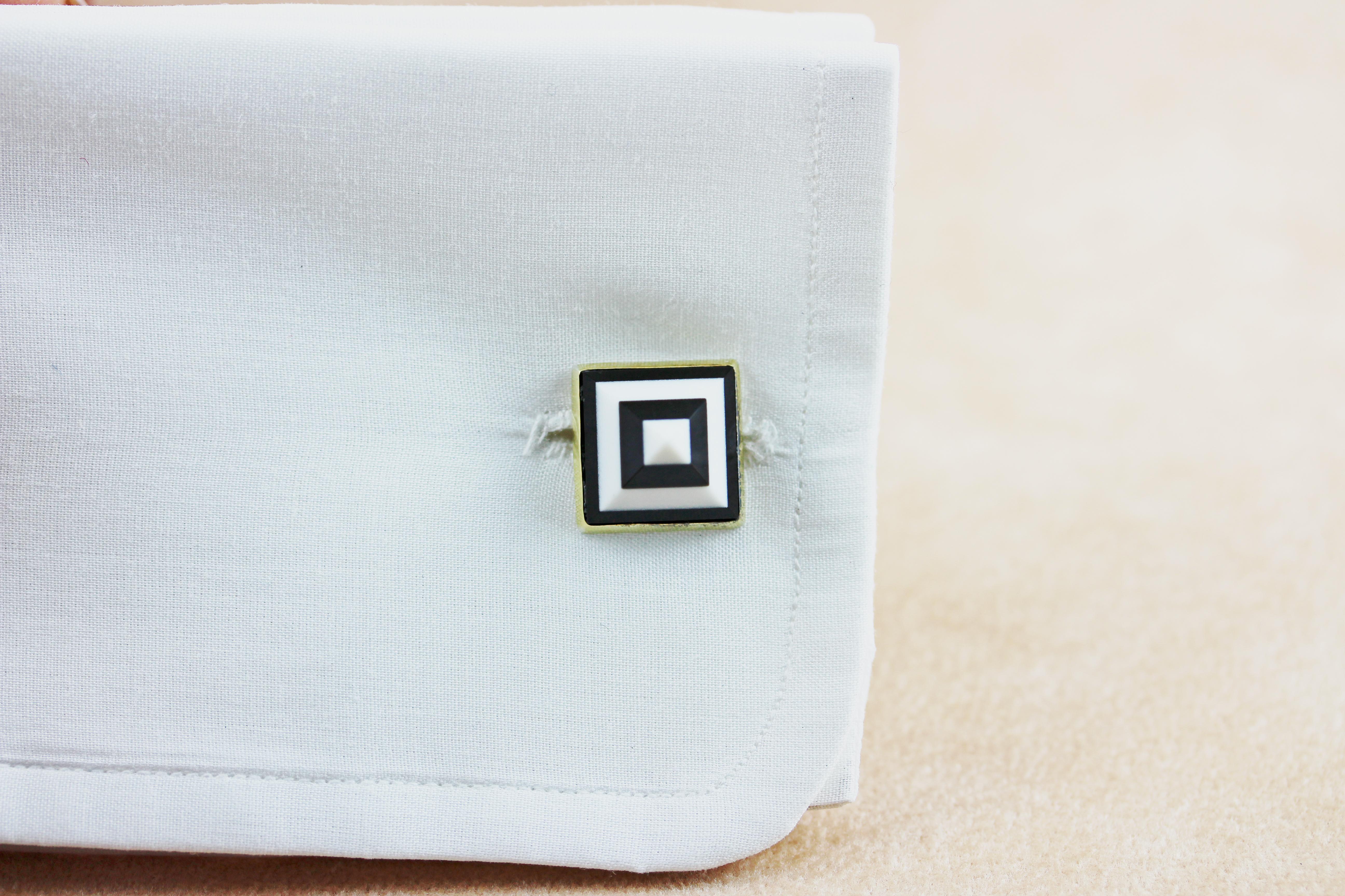 Contemporary 18 Karat Yellow Gold White Agate and Onyx Pyramid Cufflinks For Sale