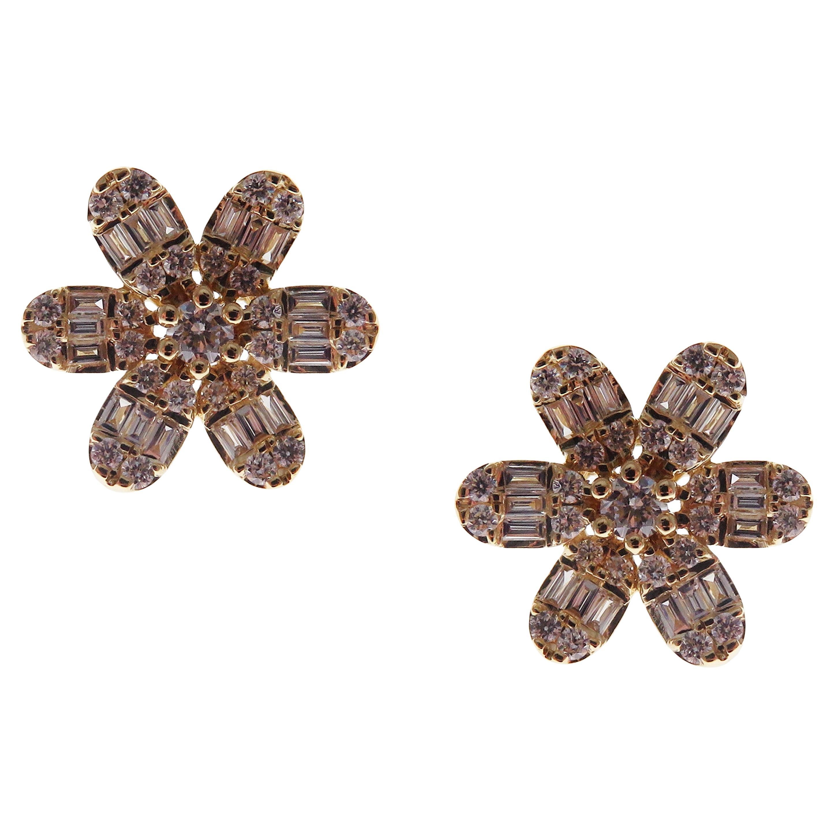 Clous d'oreilles à fleurs en or jaune 18 carats et diamants blancs baguettes