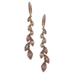 Lineare Ohrringe aus 18 Karat Gelbgold mit weißen Baguette-Diamanten in Marquiseschliff