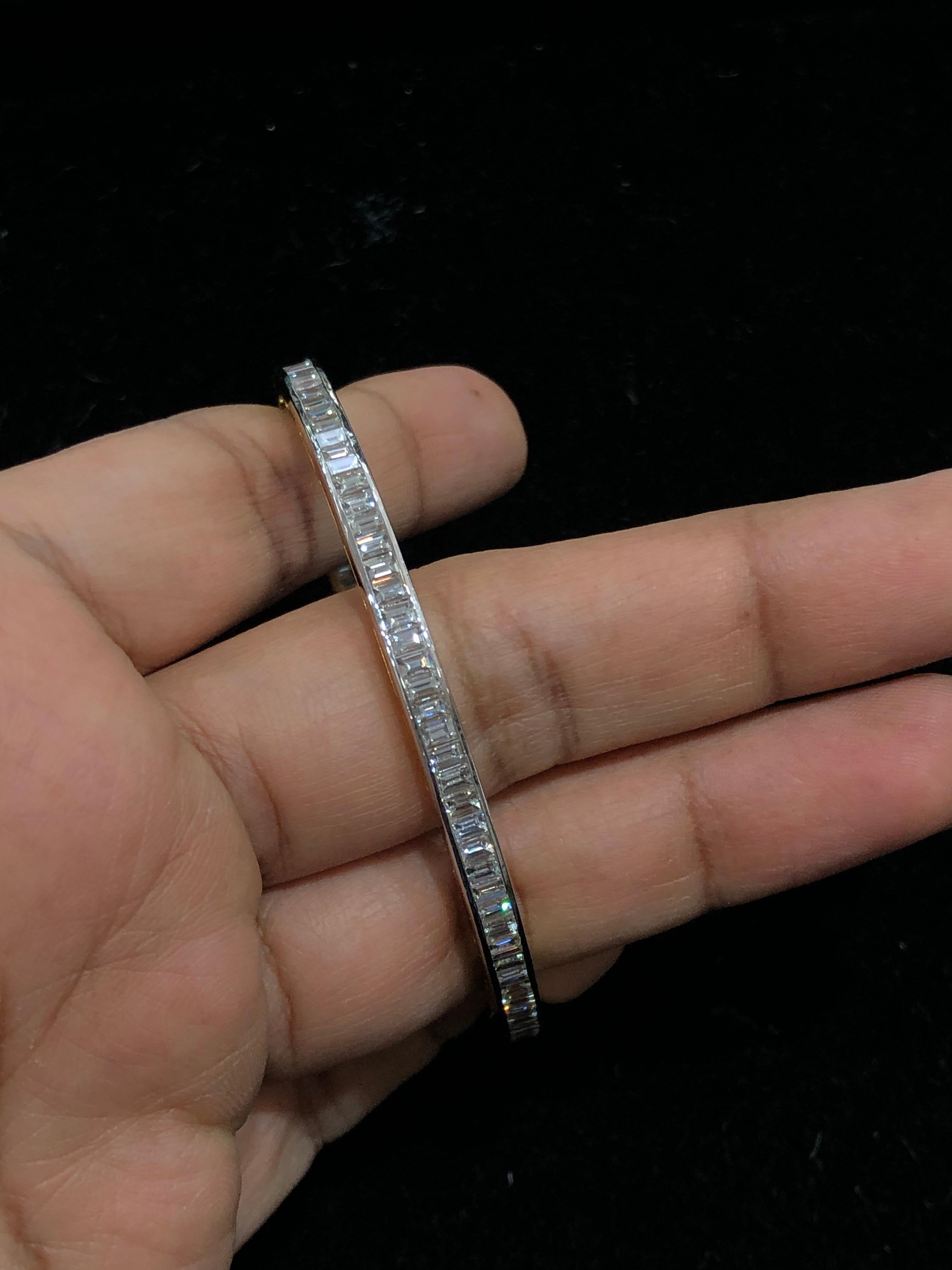Moderne Bracelet jonc en or jaune 18 carats avec diamants blancs en vente