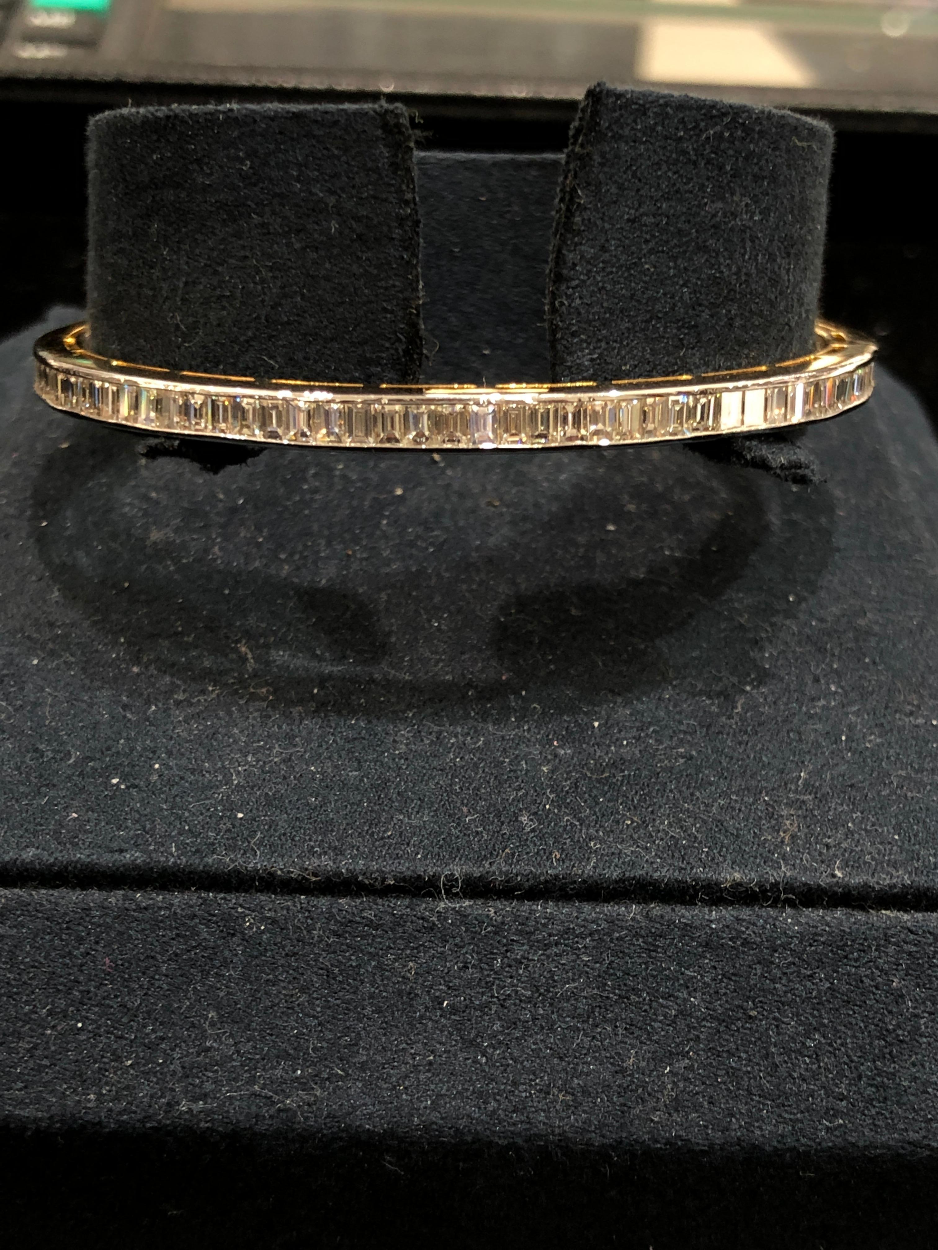 Taille baguette Bracelet jonc en or jaune 18 carats avec diamants blancs en vente