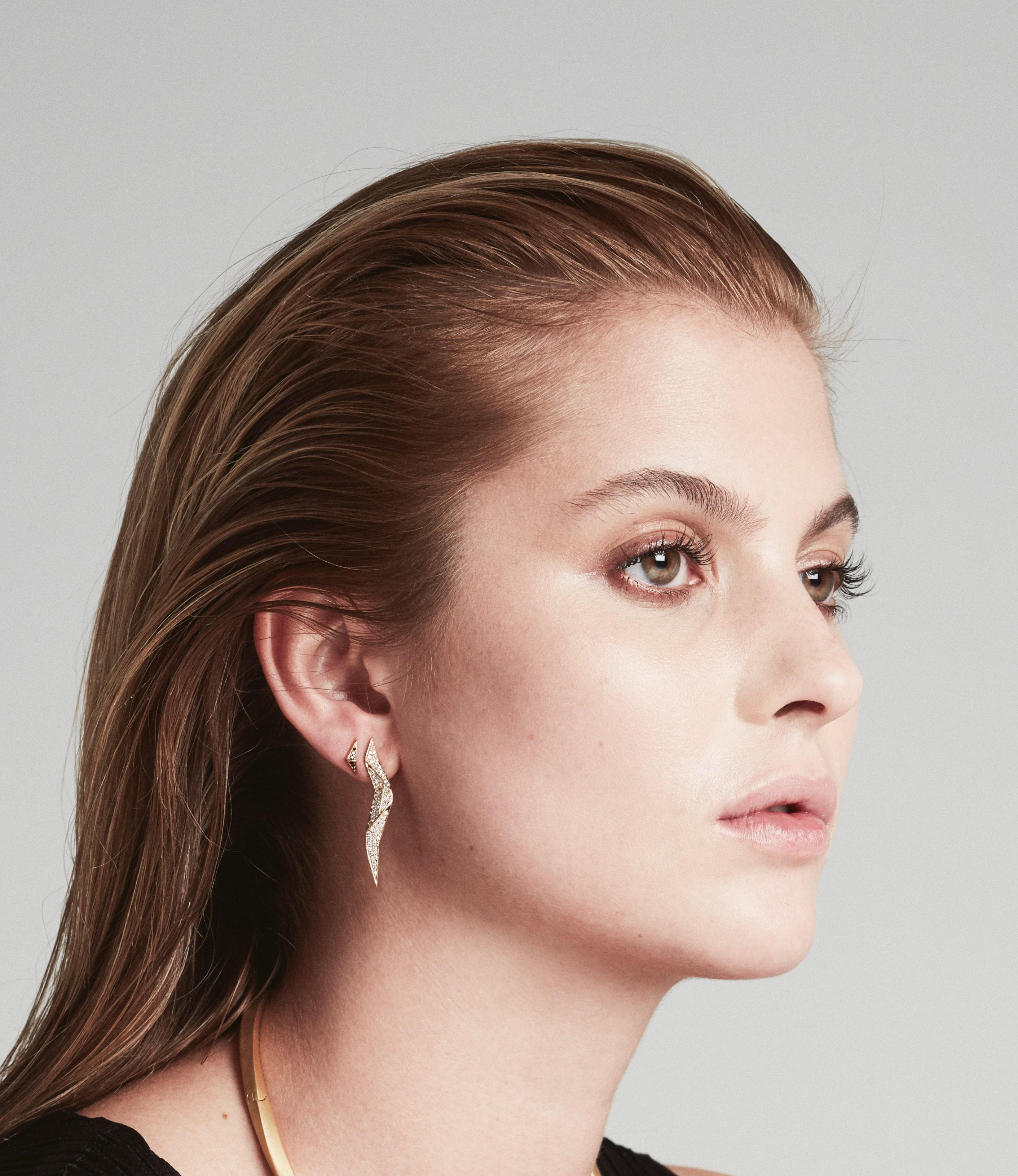 The CARIOCA Collection exudes natural style, roused by the brazilian State of Mind.
This single Earring is handmade in Antwerp using 18kt Yellow Gold and 0.45ctct natural White Diamonds (G-VS Quality).