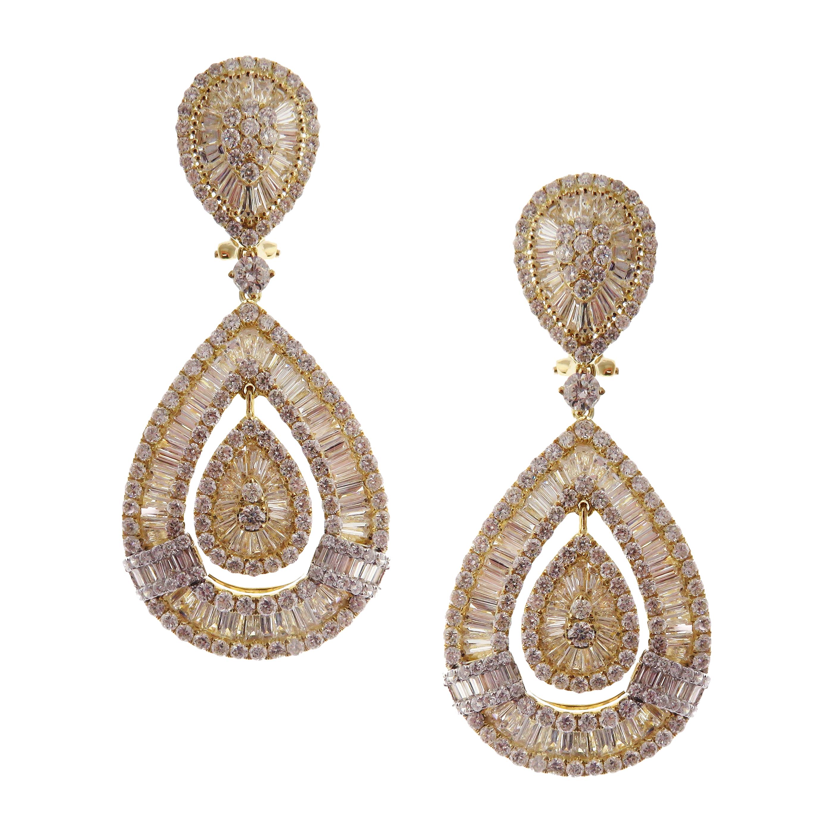 Pendants d'oreilles modernes en or jaune 18 carats avec diamants blancs et diamants taille poire et baguette