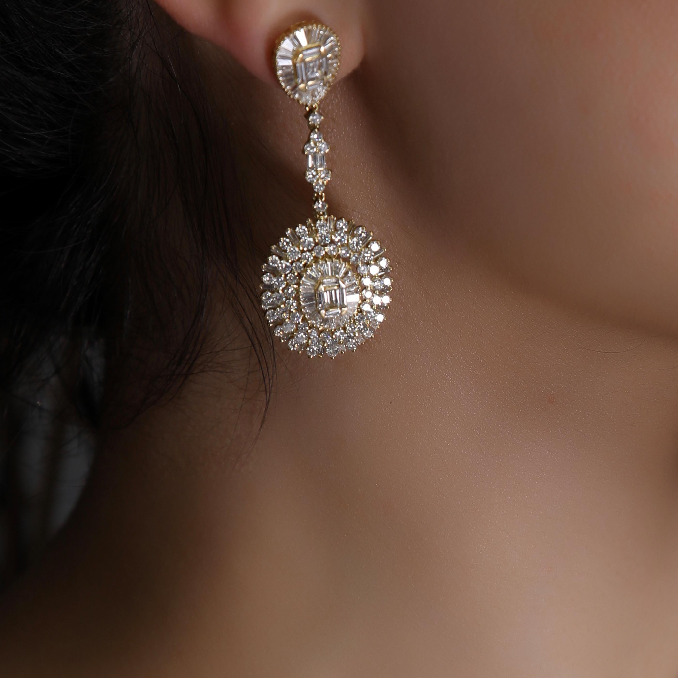 18 Karat Yellow Gold White Diamond Oval Baguette Dangling Earring In New Condition For Sale In Los Angeles, CA