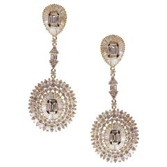 Pendants d'oreilles en or jaune 18 carats avec diamants blancs et diamants baguettes ovales