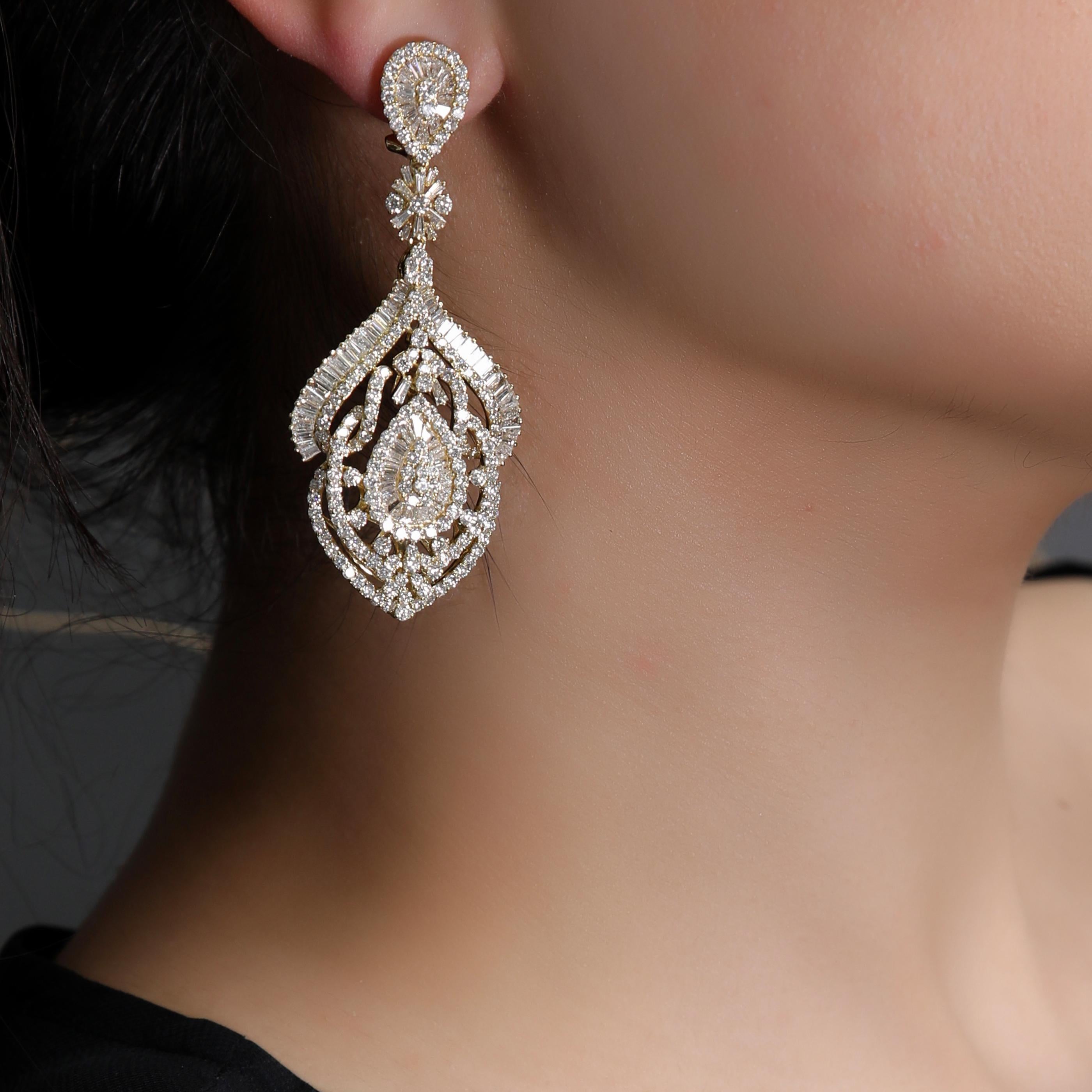 18 Karat Yellow Gold White Diamond Pear Curve Chandelier Dangling Earring In New Condition For Sale In Los Angeles, CA
