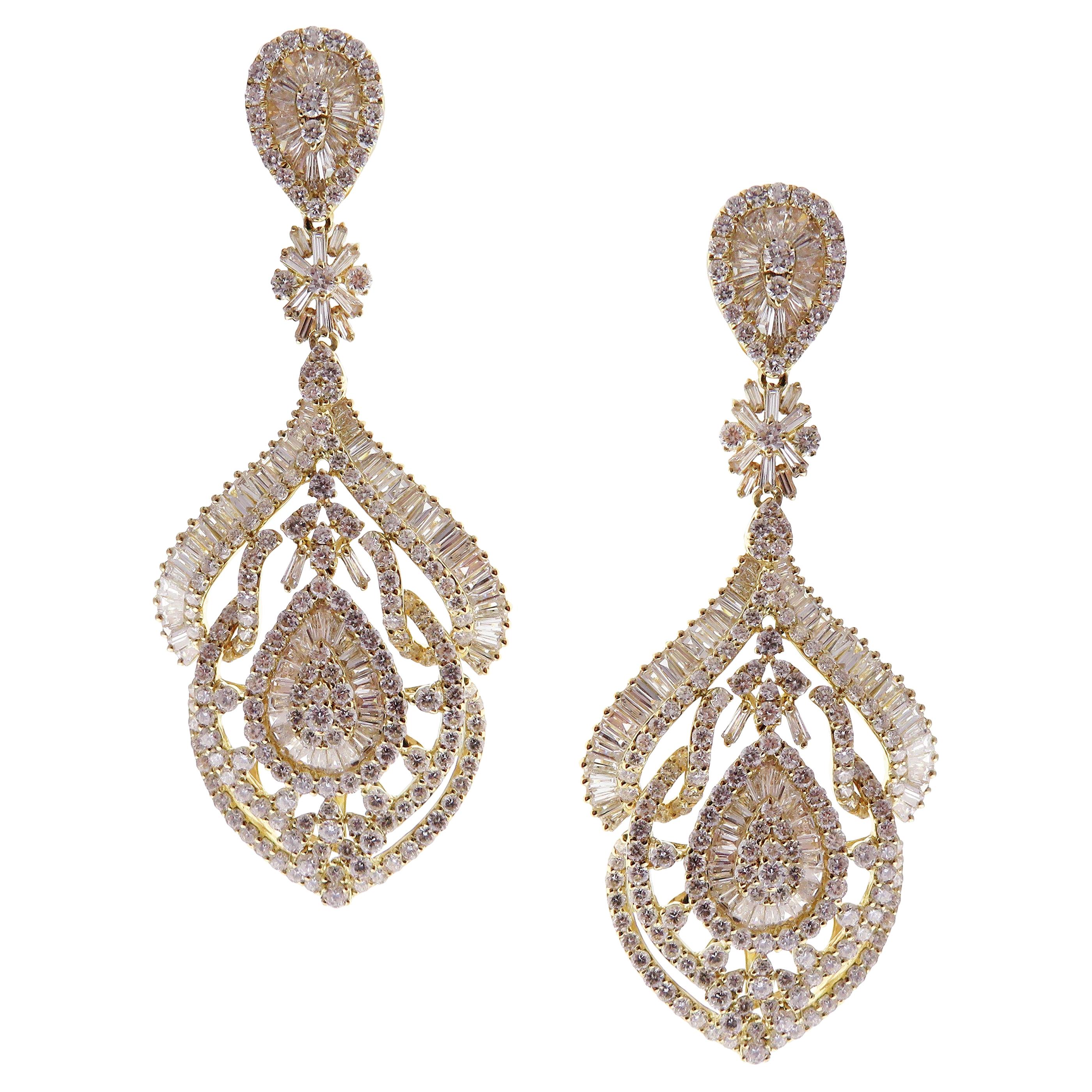 18 Karat Yellow Gold White Diamond Pear Curve Chandelier Dangling Earring