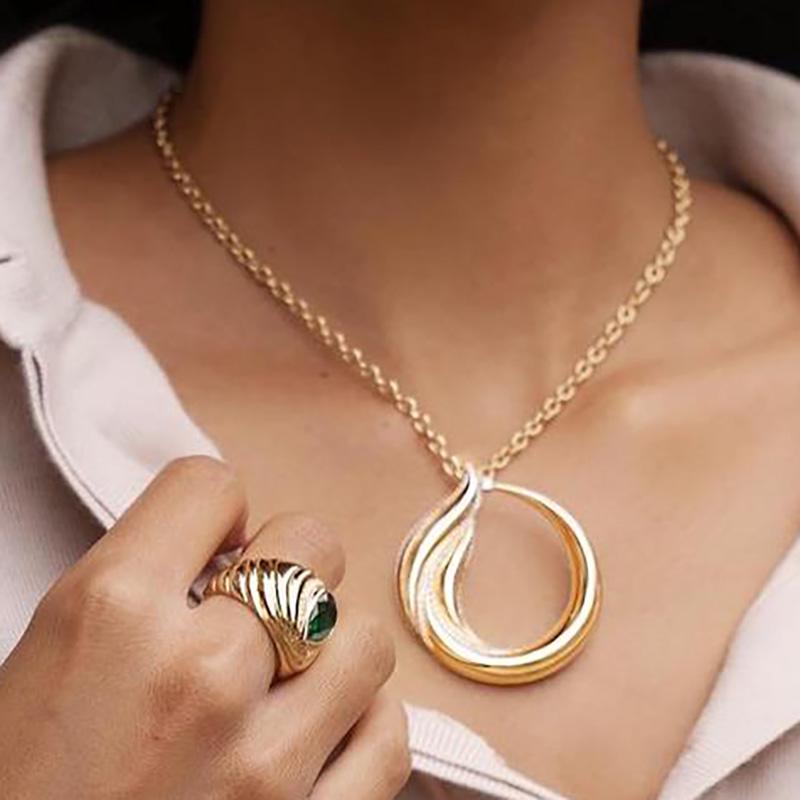 Contemporary 18 Karat Yellow Gold, White Diamonds and Emerald Ring For Sale